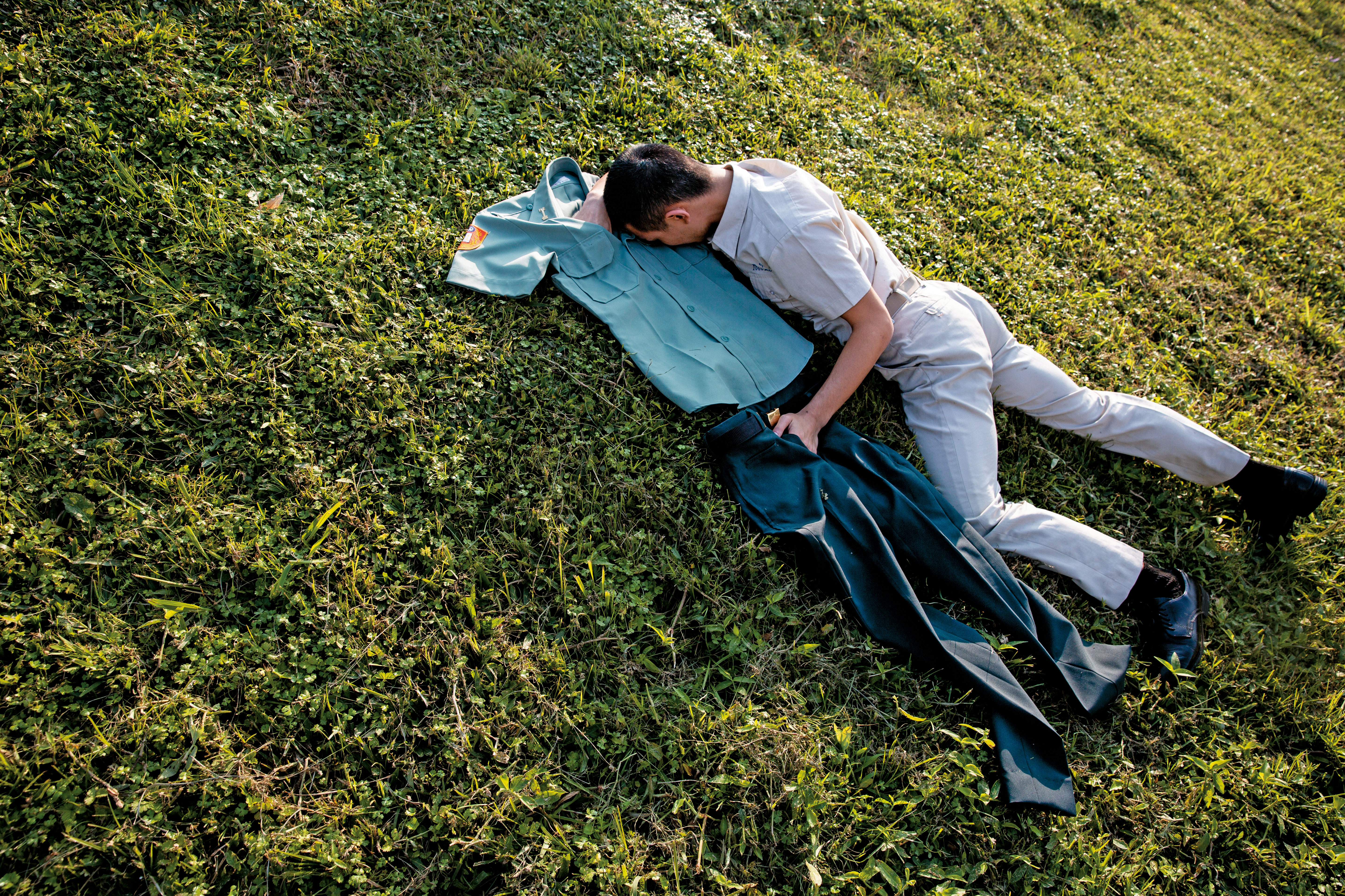 阿訓（化名）渴望在制服裡把自己藏匿起來，他的慾望被制服給制服著。