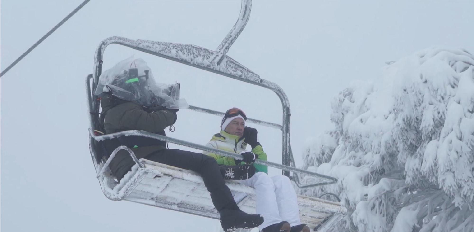 張家輝在冰天雪地搭纜車上山，山上的寒風把他吹得快凍成冰棒。（華映提供）