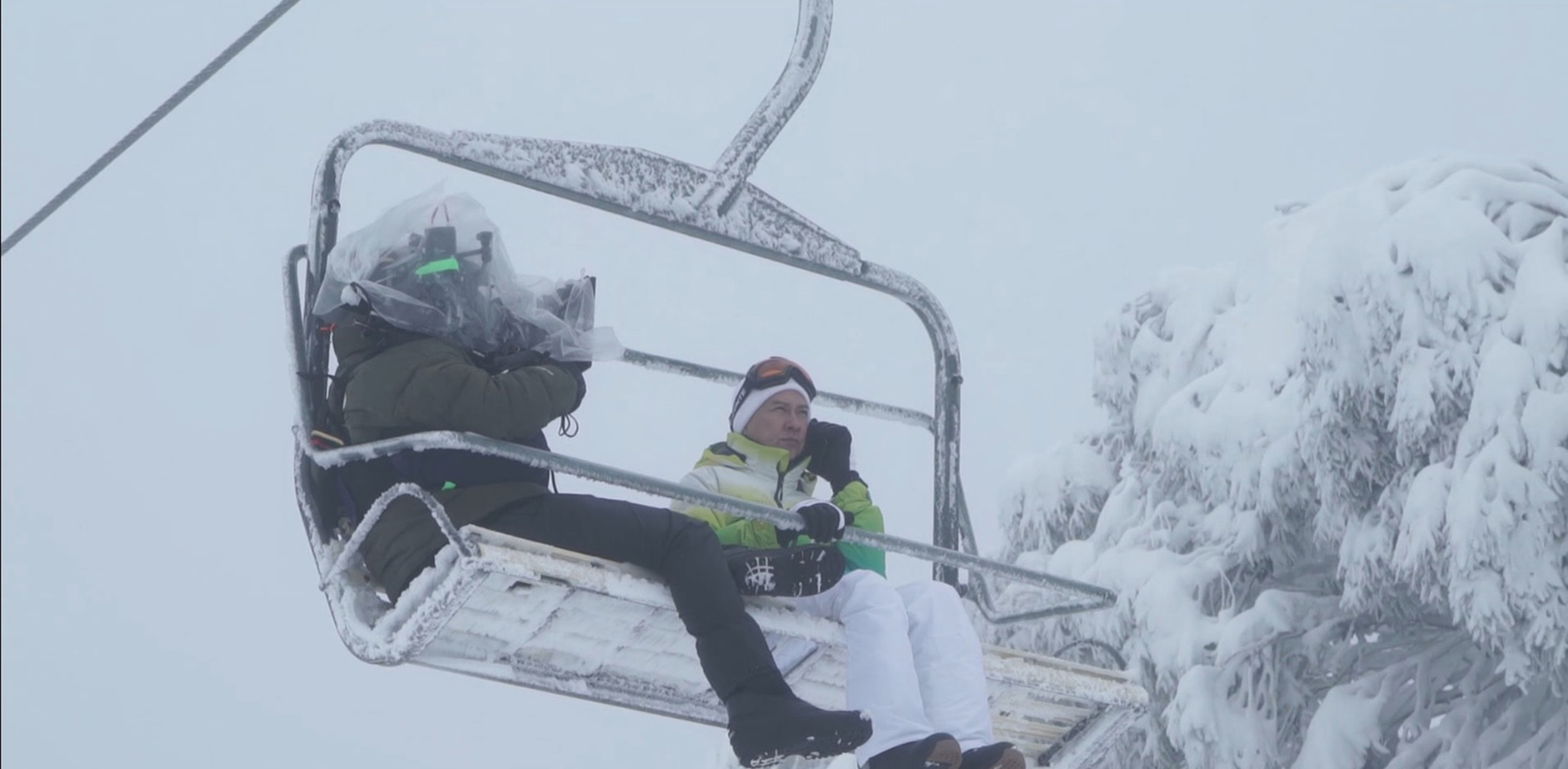張家輝在冰天雪地搭纜車上山，山上的寒風把他吹得快凍成冰棒。（華映提供）
