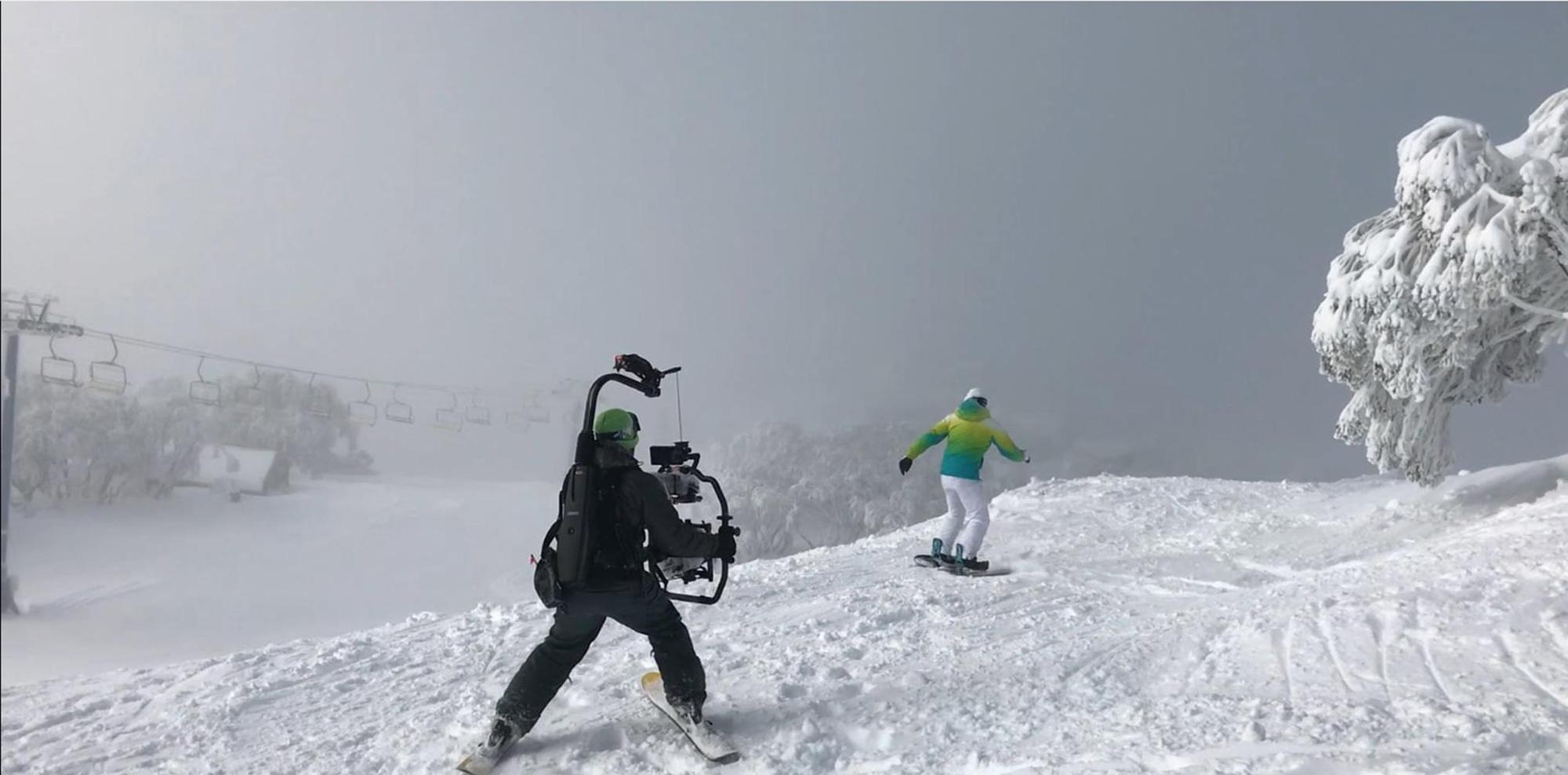 滑雪場面由於太過危險，儘管張家輝本身會滑雪，還是由替身代勞。（華映提供）