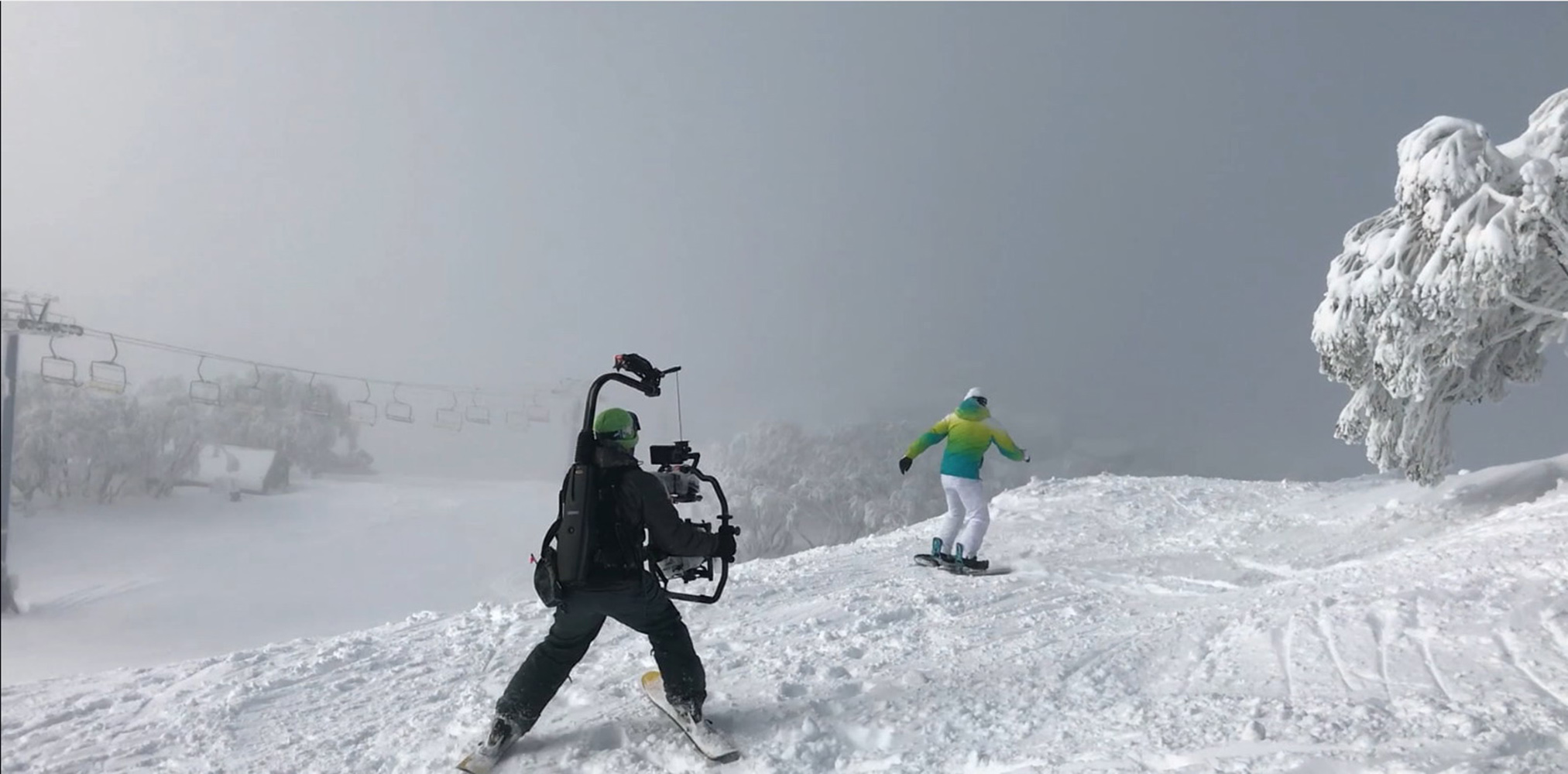 滑雪場面由於太過危險，儘管張家輝本身會滑雪，還是由替身代勞。（華映提供）