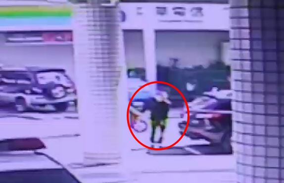 因與妻子口角，男子在行駛國道的車上猛刺妻子7刀，事後自行前往旗山分局投案。（警方提供）