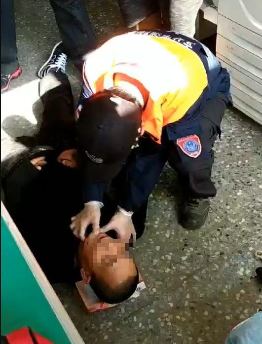 劉男刺妻後投案，疑身體不適暈倒送醫。（警方提供）