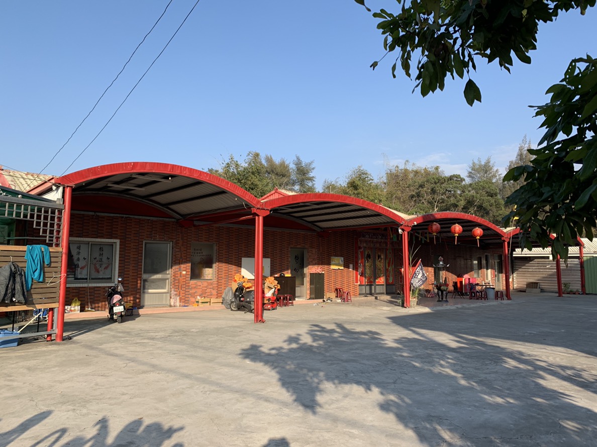 被害人孫女在岡山開宮廟和美容美髮為業，劉男疑開怪手，鄰居說2人行事低調。（翻攝當事人臉書）