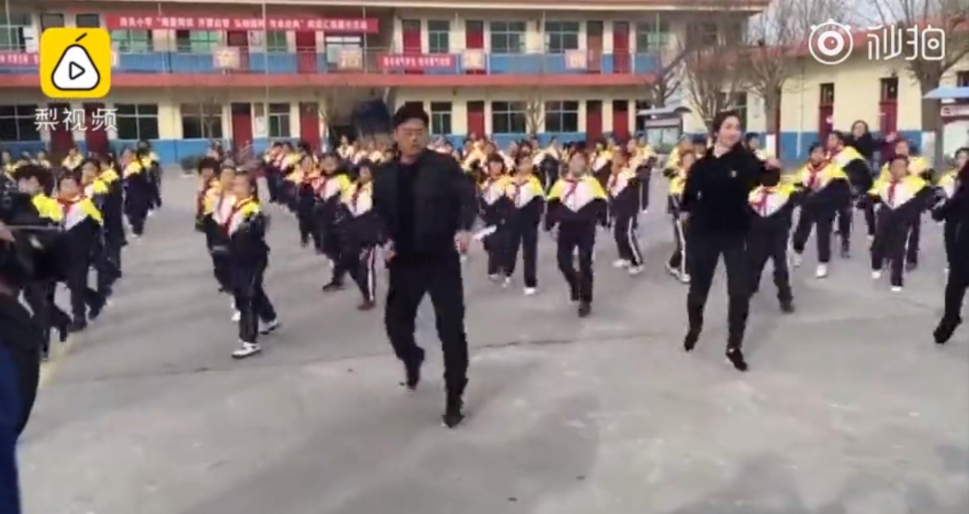 在中國大陸有位小學校長領著學生跳「鬼步舞」的影片近日爆紅。（翻攝自梨視頻）