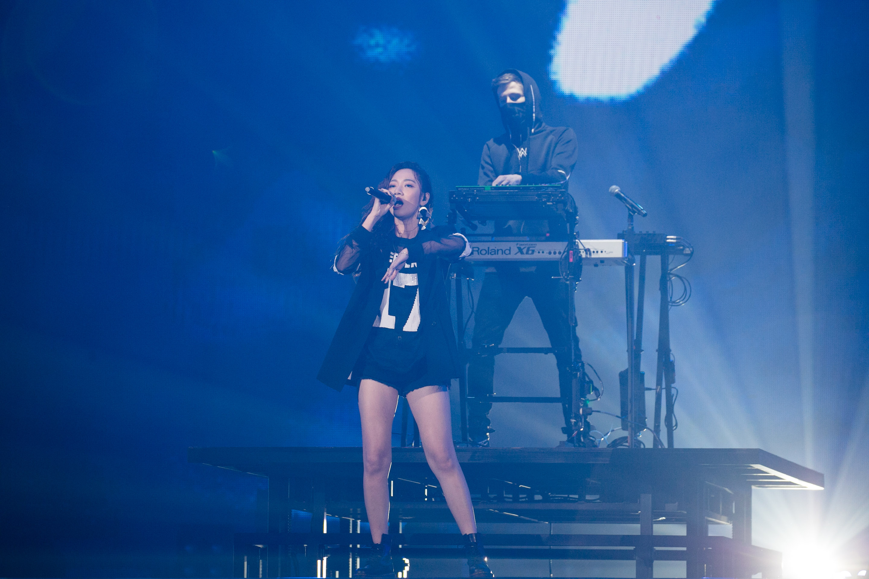 【娛樂情報】神組合！一天集郵2位音樂天才只有她　網友驚嘆：「這是原唱嗎？」