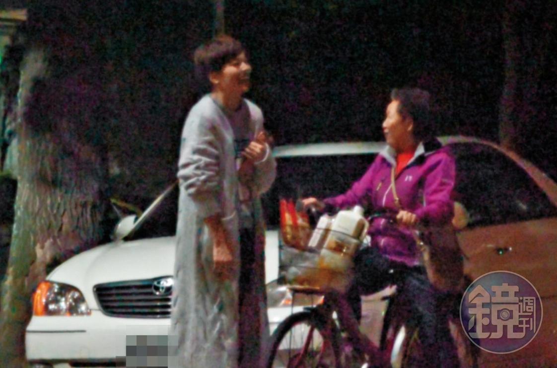 1月22日 18:00,鍾沛君罵到一半,突然有個婦人騎腳踏車路過和鍾打招呼,讓鍾秒變笑臉迎人。