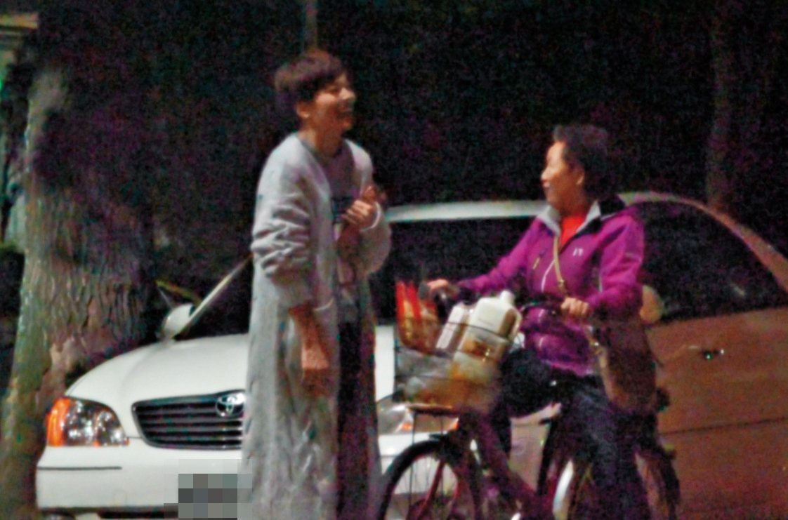 1月22日 18：00，鍾沛君罵到一半，突然有個婦人騎腳踏車路過和鍾打招呼，讓鍾秒變笑臉迎人。
