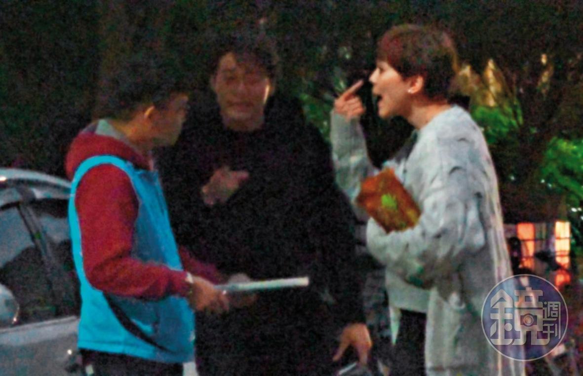 1月22日 17:43,鍾沛君在文山區一壽街路旁對著許姓助理貌似大罵超過20分鐘,藍恭唯不時也加入訓誡行列。