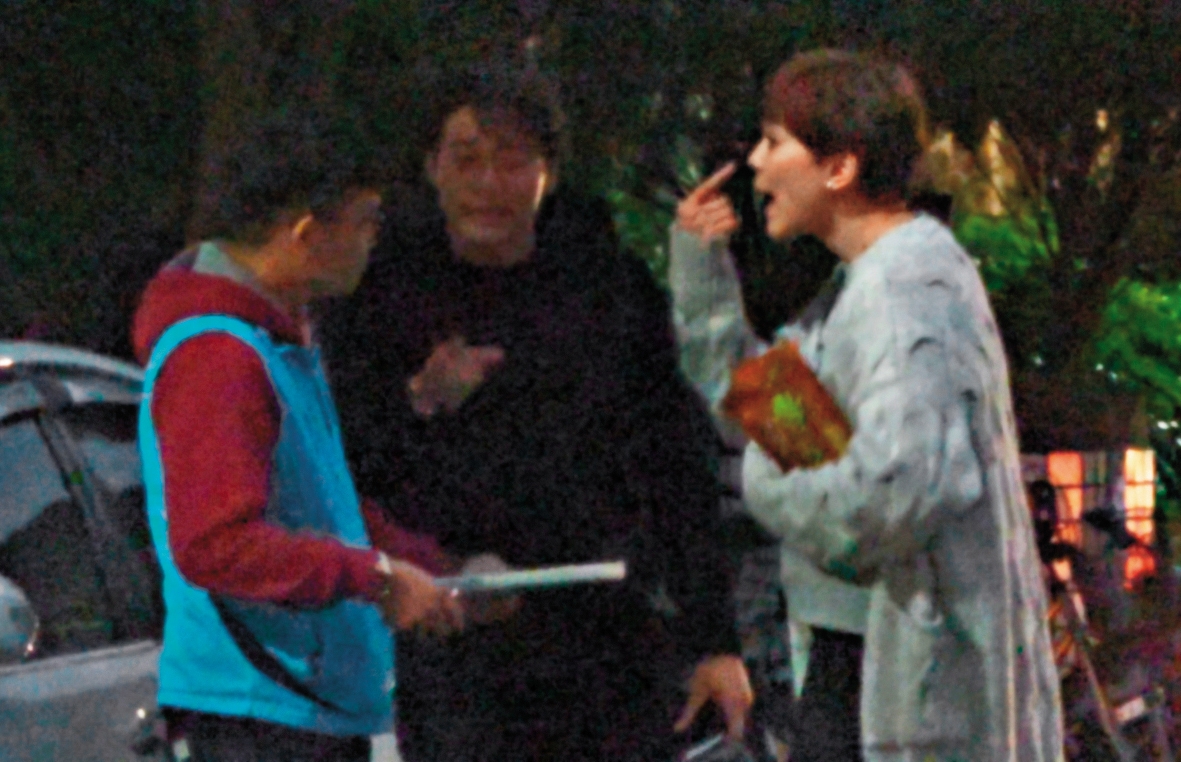 1月22日 17：43，鍾沛君在文山區一壽街路旁對著許姓助理貌似大罵超過20分鐘，藍恭唯不時也加入訓誡行列。