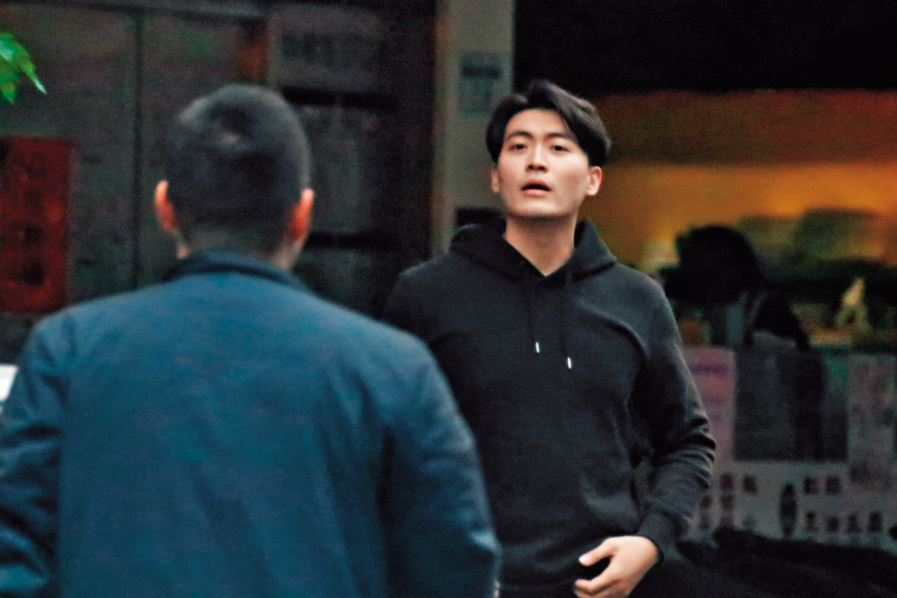 藍恭唯身高184公分，就讀世新大學時曾參加籃球校隊，且因長相俊俏，學生時期就常參與影視作品演出。