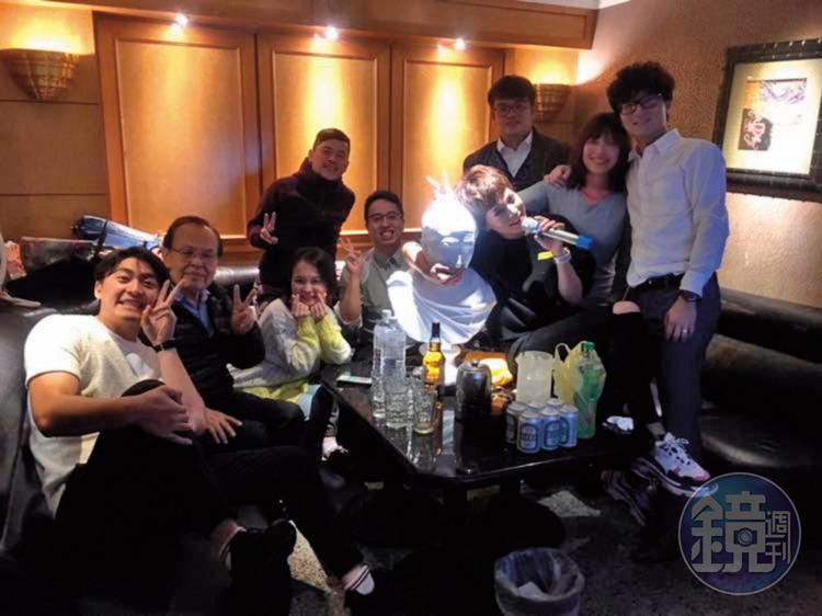 鍾沛君去年12月10日與親友的生日趴合照,藍恭唯就坐在鍾父鍾則良的旁邊。(讀者提供)
