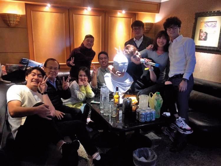 鍾沛君去年12月10日與親友的生日趴合照，藍恭唯就坐在鍾父鍾則良的旁邊。（讀者提供）