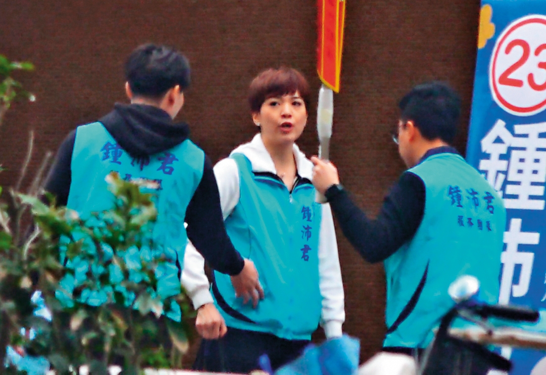 鍾沛君在成功市場發春聯，藍恭唯直接伸手到鍾的上衣口袋拿東西，互動並不像一般議員與助理。