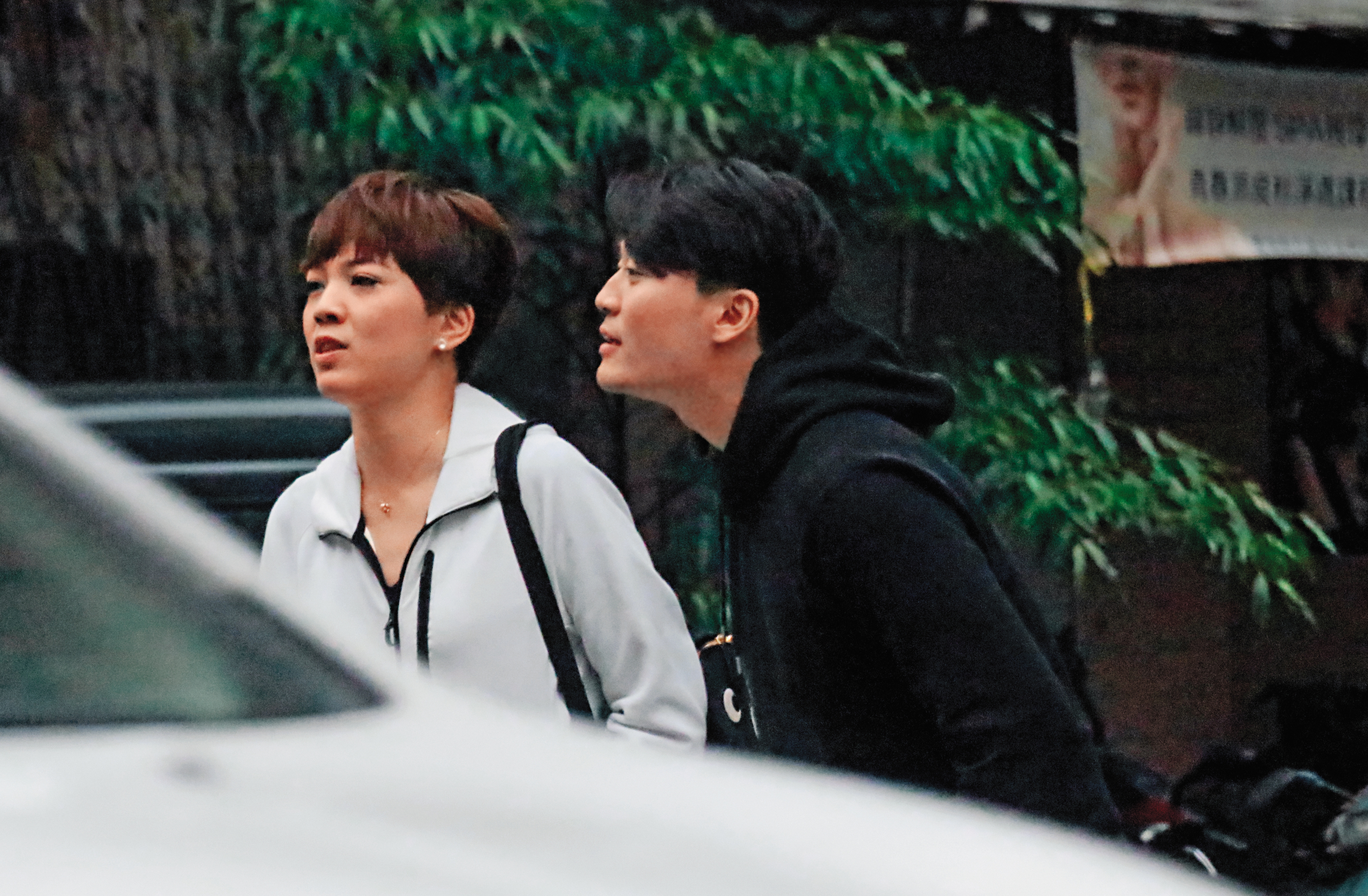 1月26日 13：46，本刊直擊國民黨台北市議員鍾沛君與辦公室主任藍恭唯跑攤後，同返瑞安街住處。