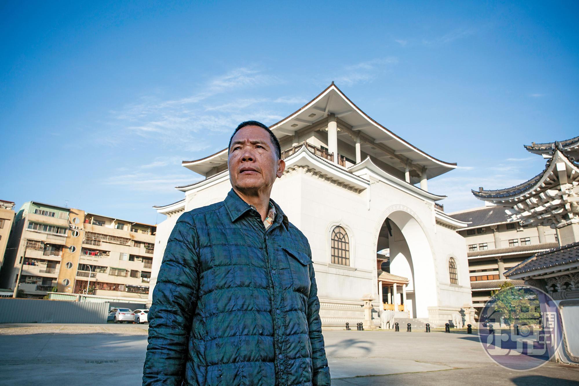 黃永興來到警察長眠的台中寶覺寺前,遺憾2名員警為他犧牲。