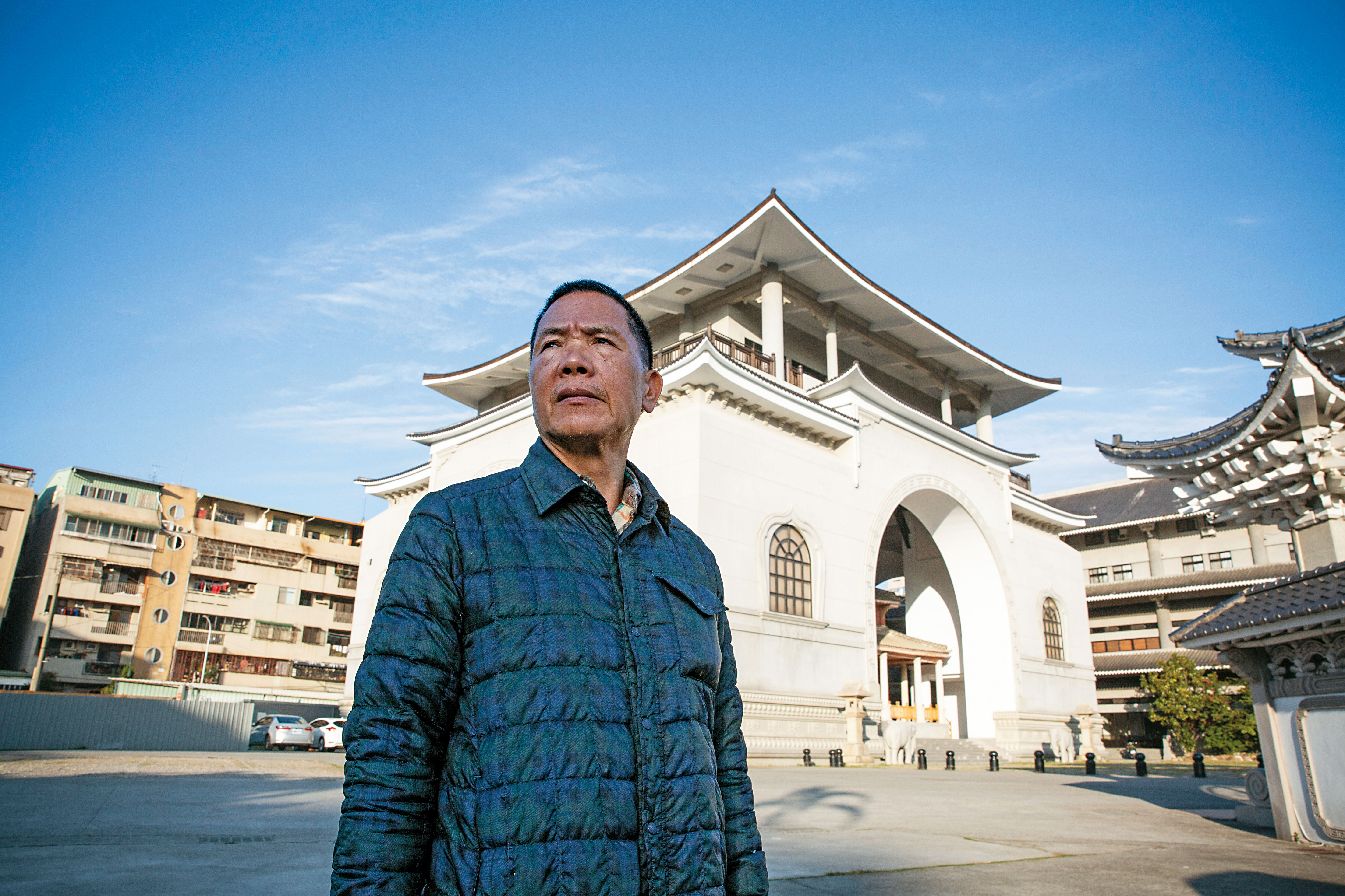 黃永興來到警察長眠的台中寶覺寺前，遺憾2名員警為他犧牲。