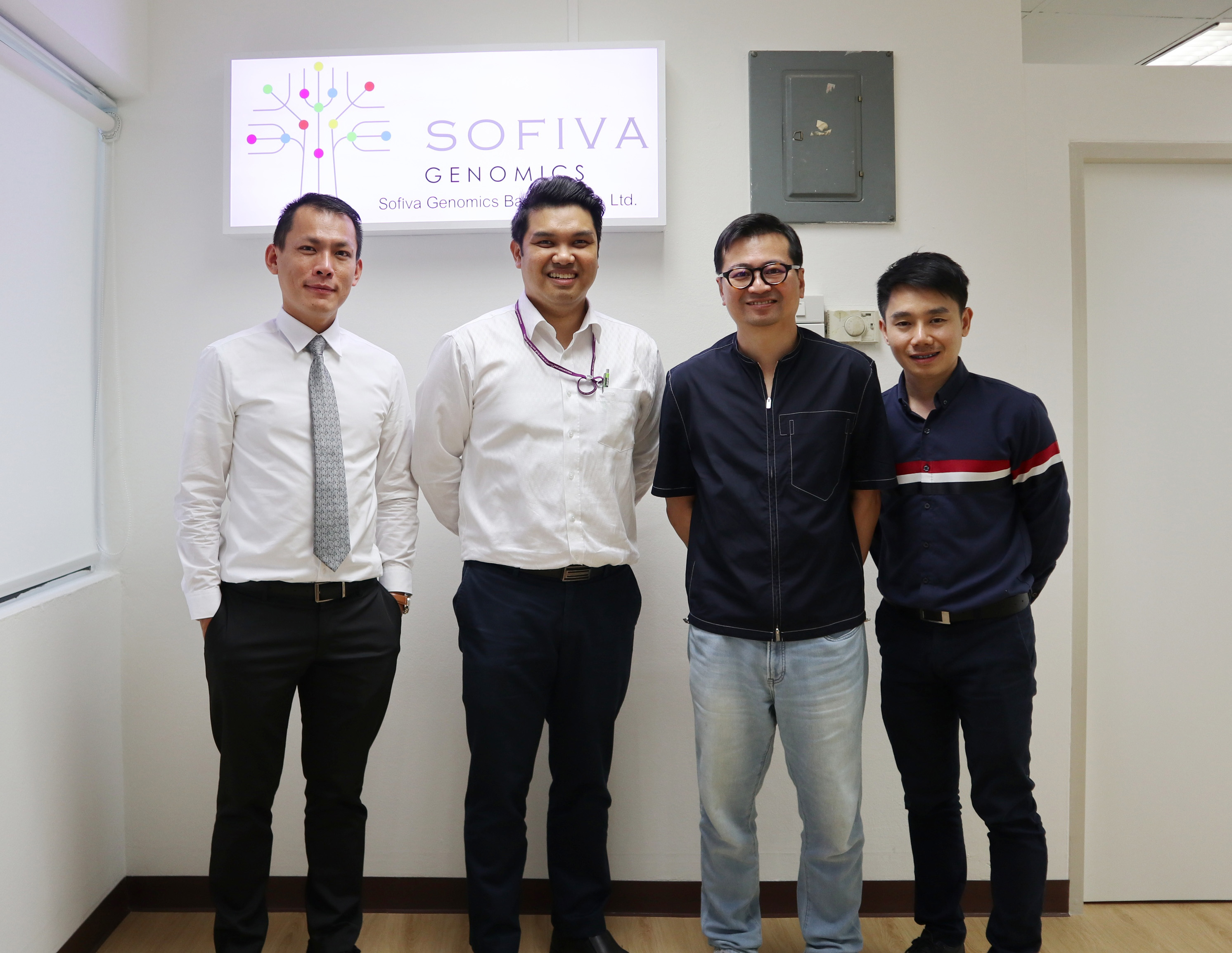 慧智基因在泰國曼谷成立第一個海外子公司，建立基因檢測實驗室。（慧智基因提供，左一為洪加政總經理，右二為蘇怡寧醫師）