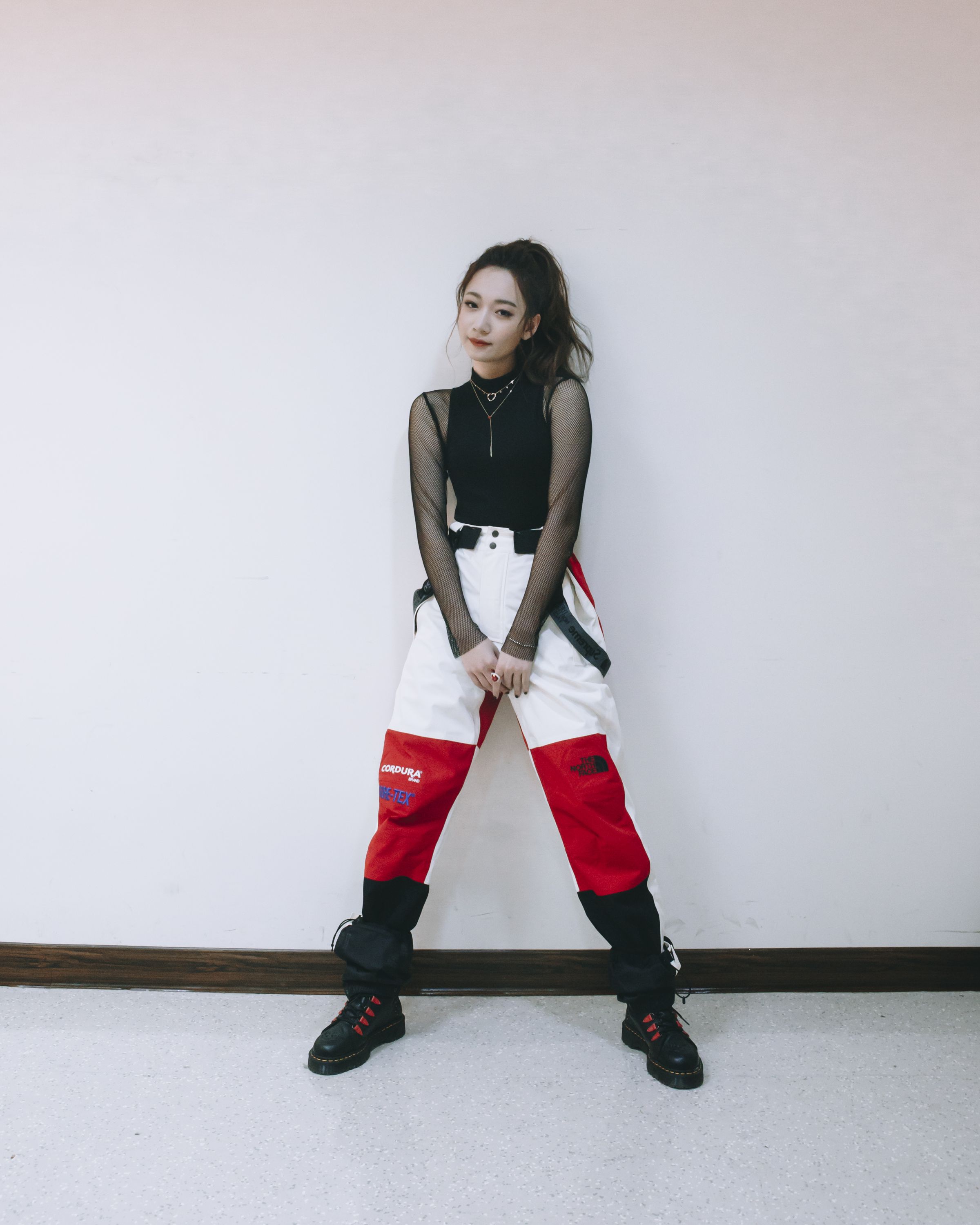 吳卓源（Julia）有別於以往微性感風格，以帥氣中性的紅白拼貼工作風背帶褲亮相。