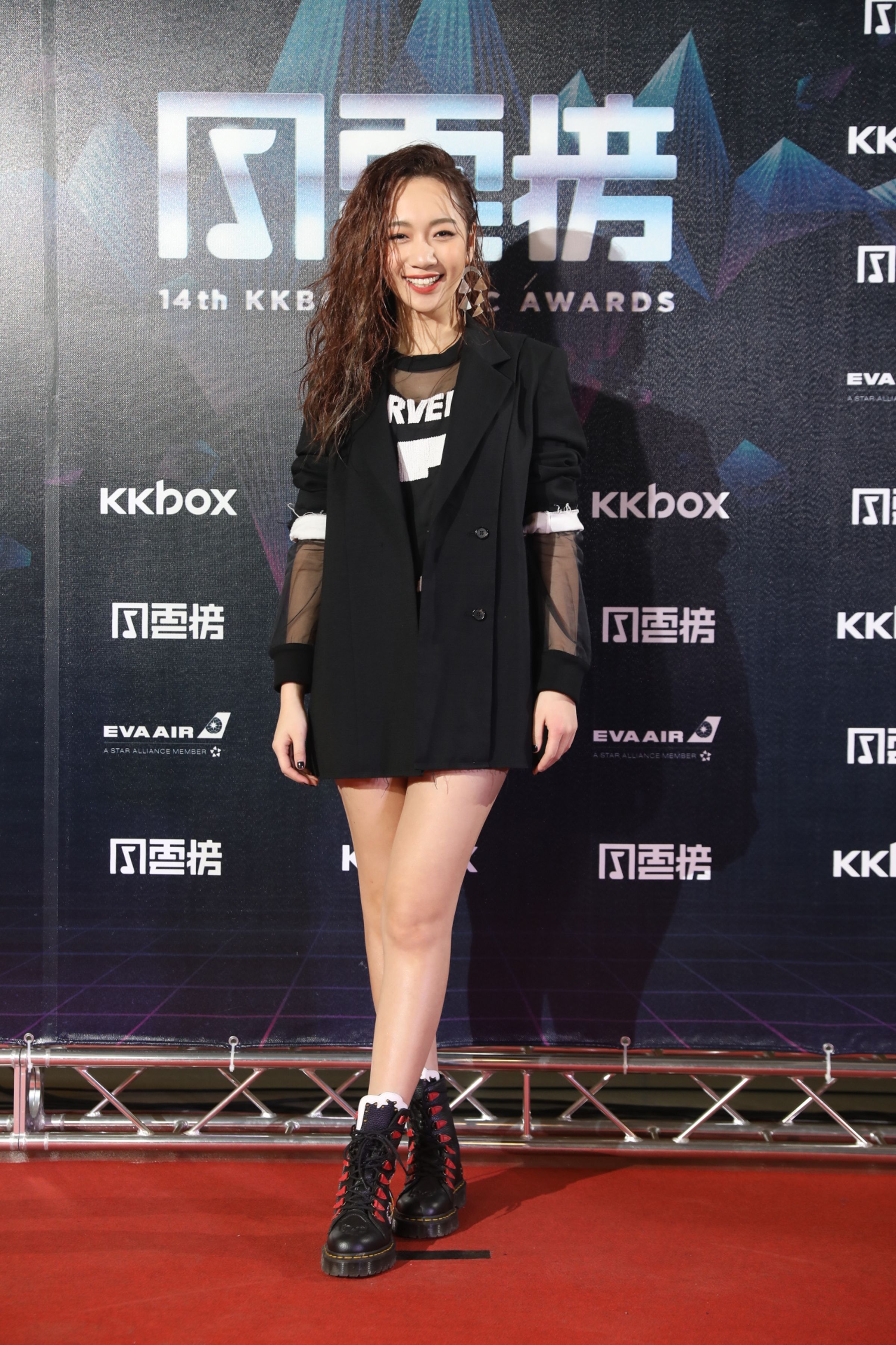 一身黑薄紗曬長腿辣翻，吳卓源（Julia）於第十四屆「KKBOX風雲榜」舞台上展現唱功實力。