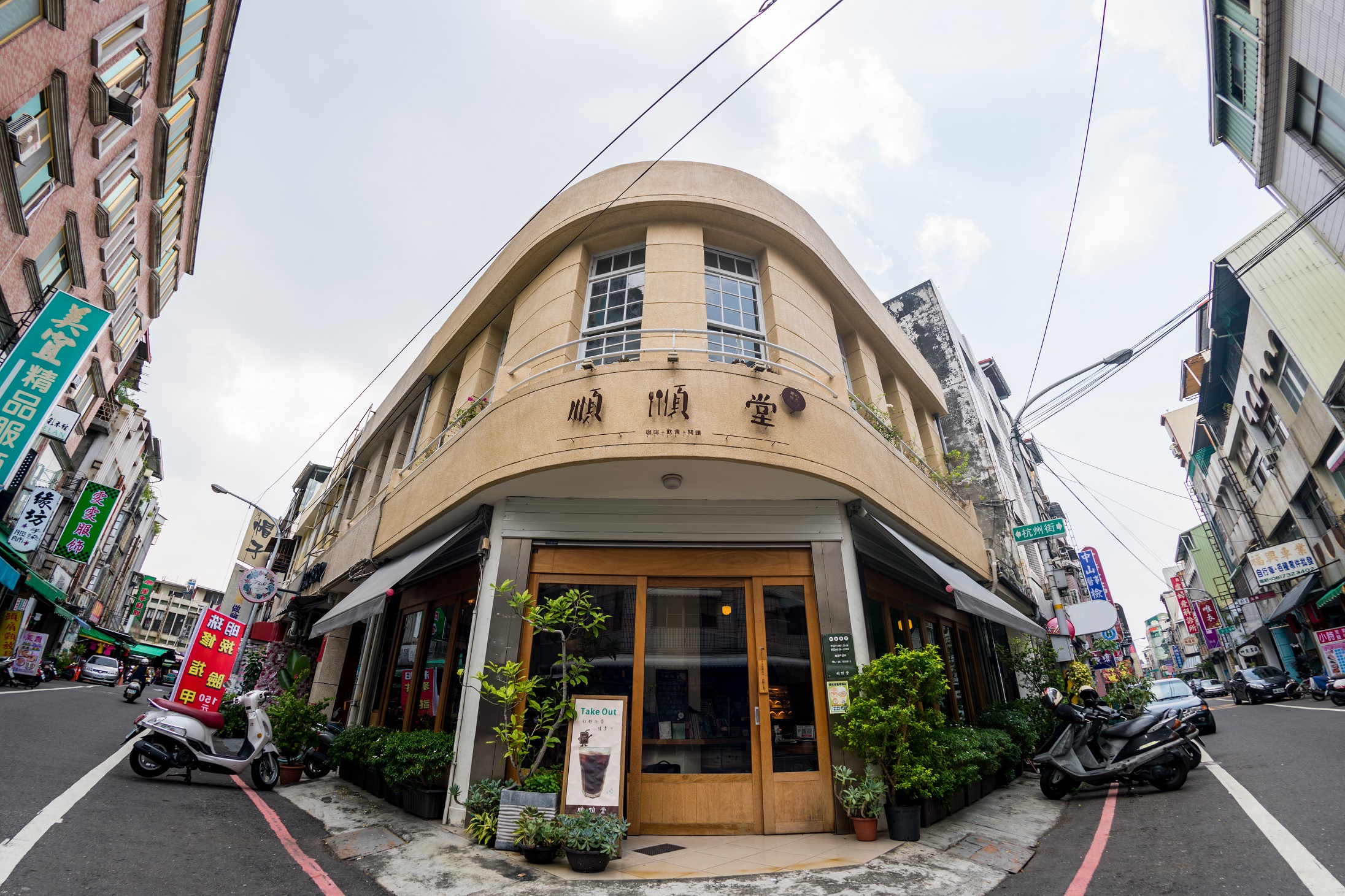 屏東市中央市場的街角咖啡廳「順順堂」，本身就是棟有歷史的美麗老屋。