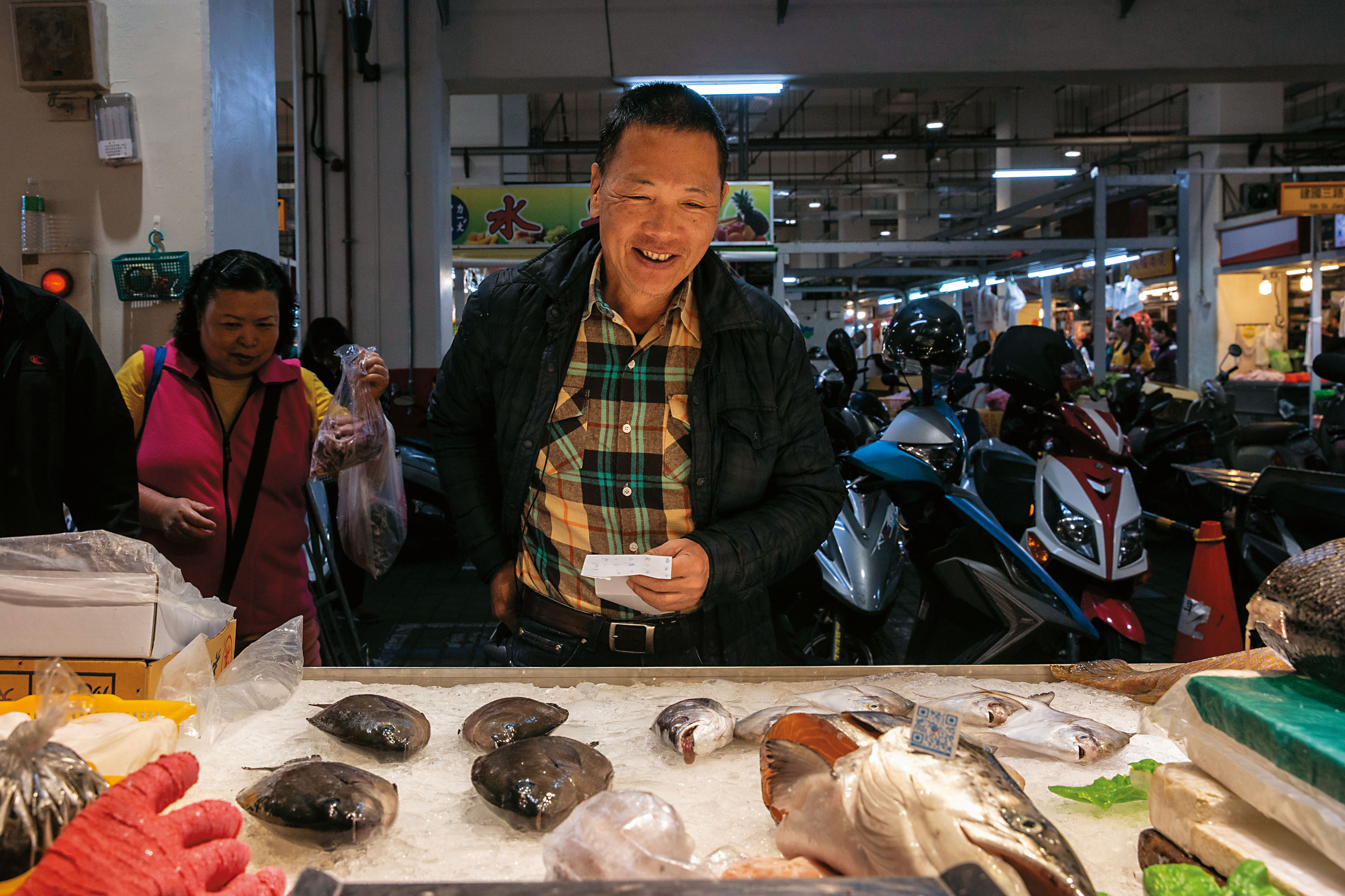 這天上午，黃永興去市場採買餐廳的用料。檯面上的每一種魚，他都叫得出名字。