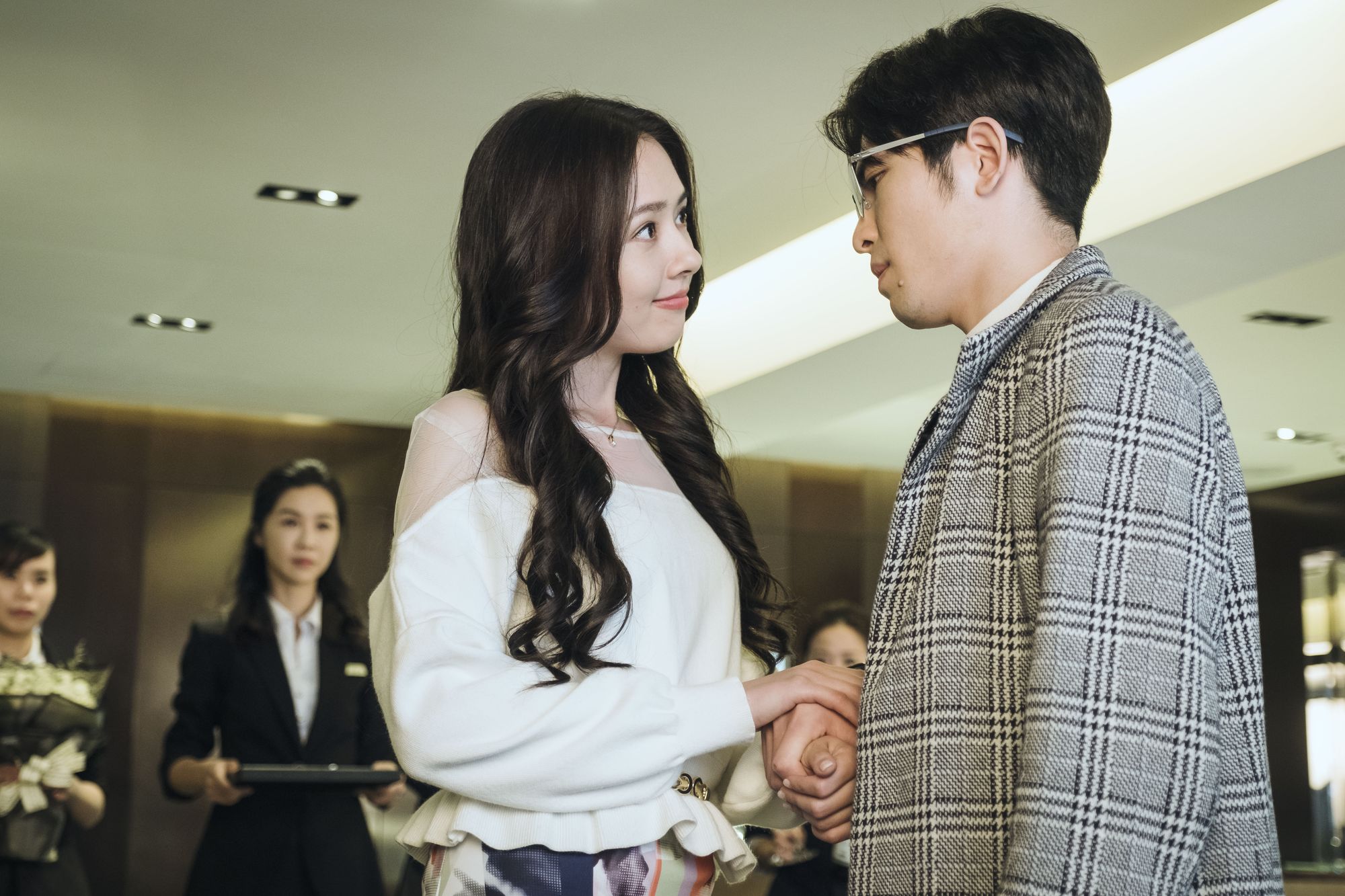 蕭敬騰飾心理師，被院長千金郭碧婷看上想吃了他。（公視提供）