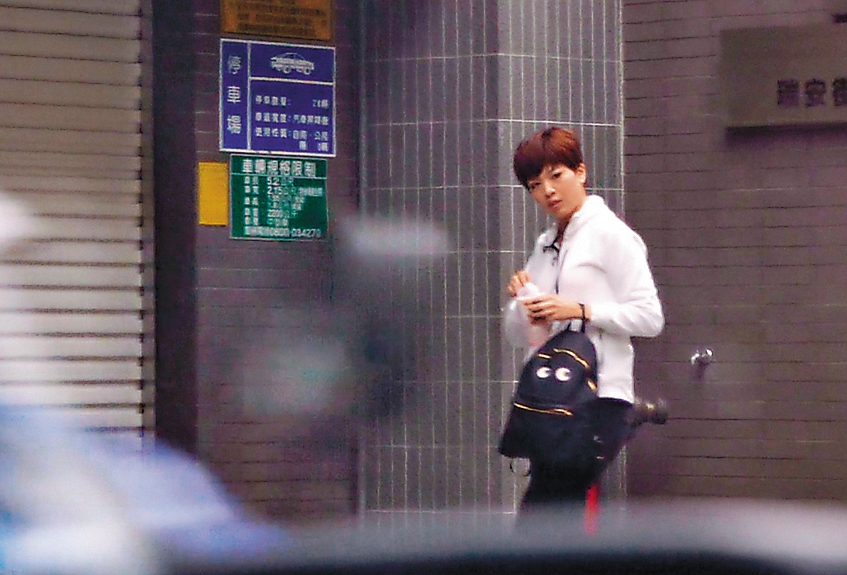 1月26日14：27，藍恭唯開著白色賓士載鍾沛君返回位於瑞安街住處，鍾下車後從車道進入大樓。