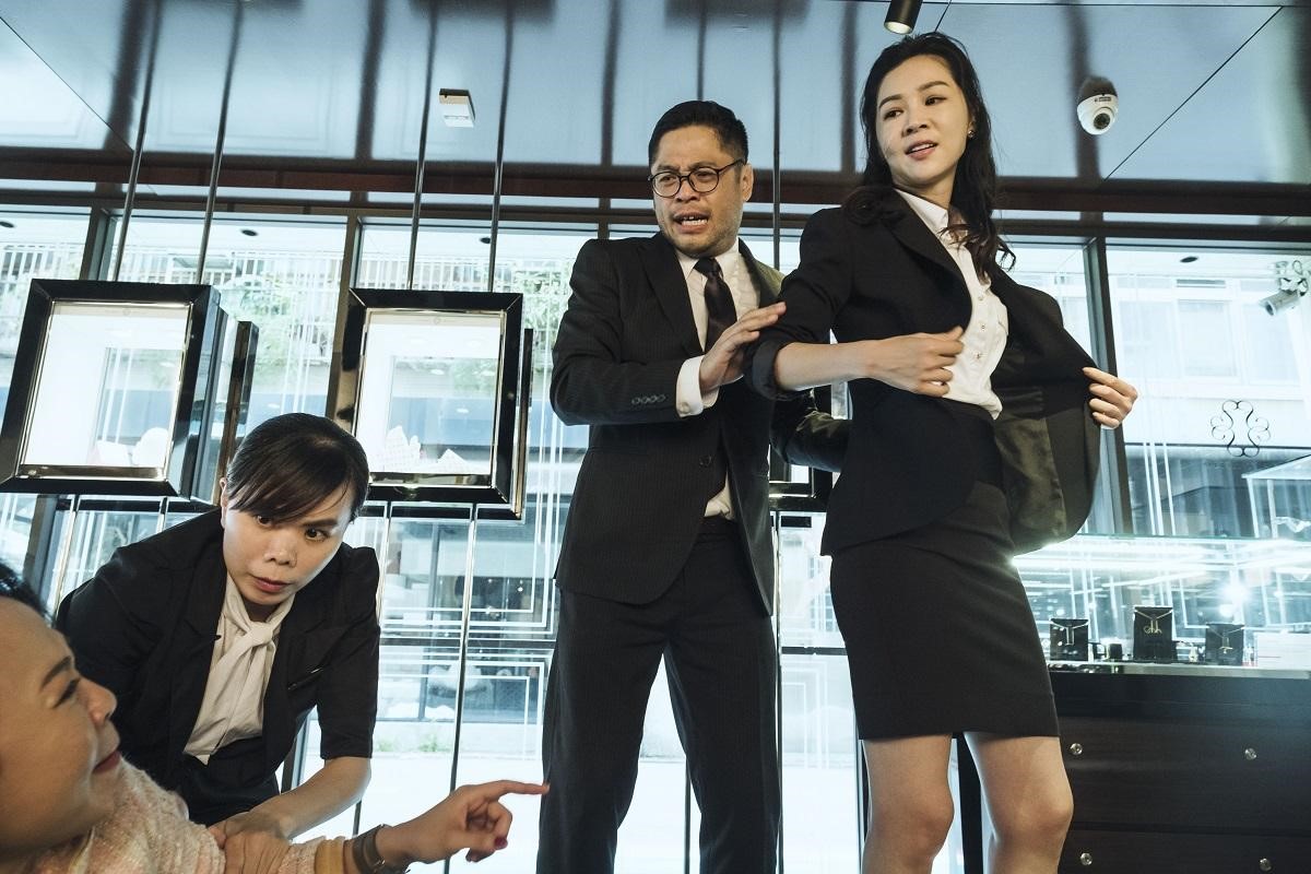 新科金馬獎后謝盈萱飾演被黑道鬼魂附身的女人，在戲中有許多飆髒話及打架的場面。（公視提供）