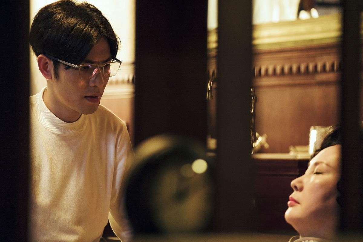 蕭敬騰（左）在《魂囚西門》中飾演能幫鬼魂做心理諮商的心理醫師。（公視提供）