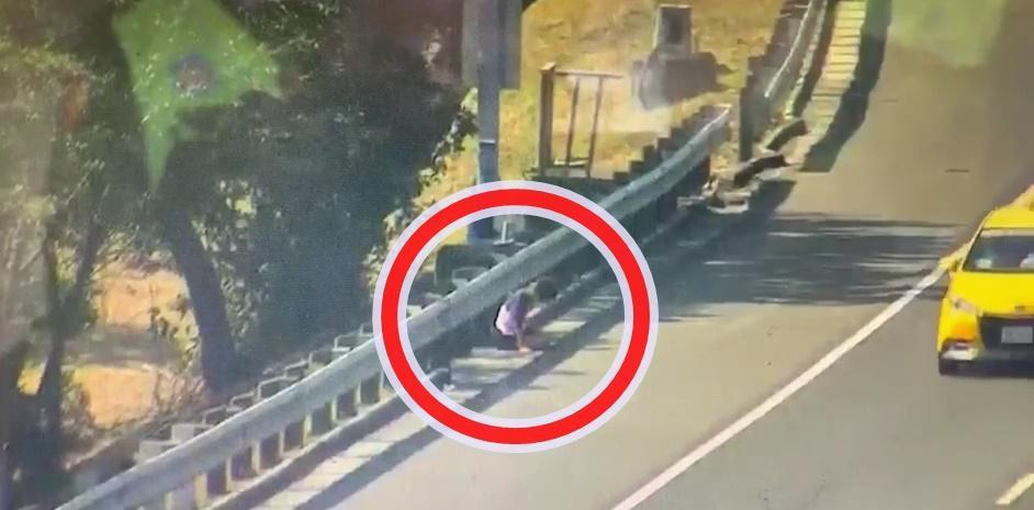 是被害人在國道背部插著鐵條坐在路肩求救。（翻攝畫面）