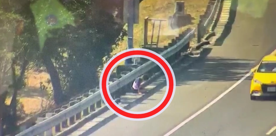 是被害人在國道背部插著鐵條坐在路肩求救。（翻攝畫面）