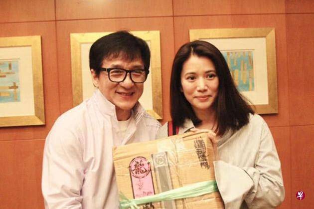 成龍與袁詠儀終於打破心結，還秀出同框照。（翻攝新浪娛樂）