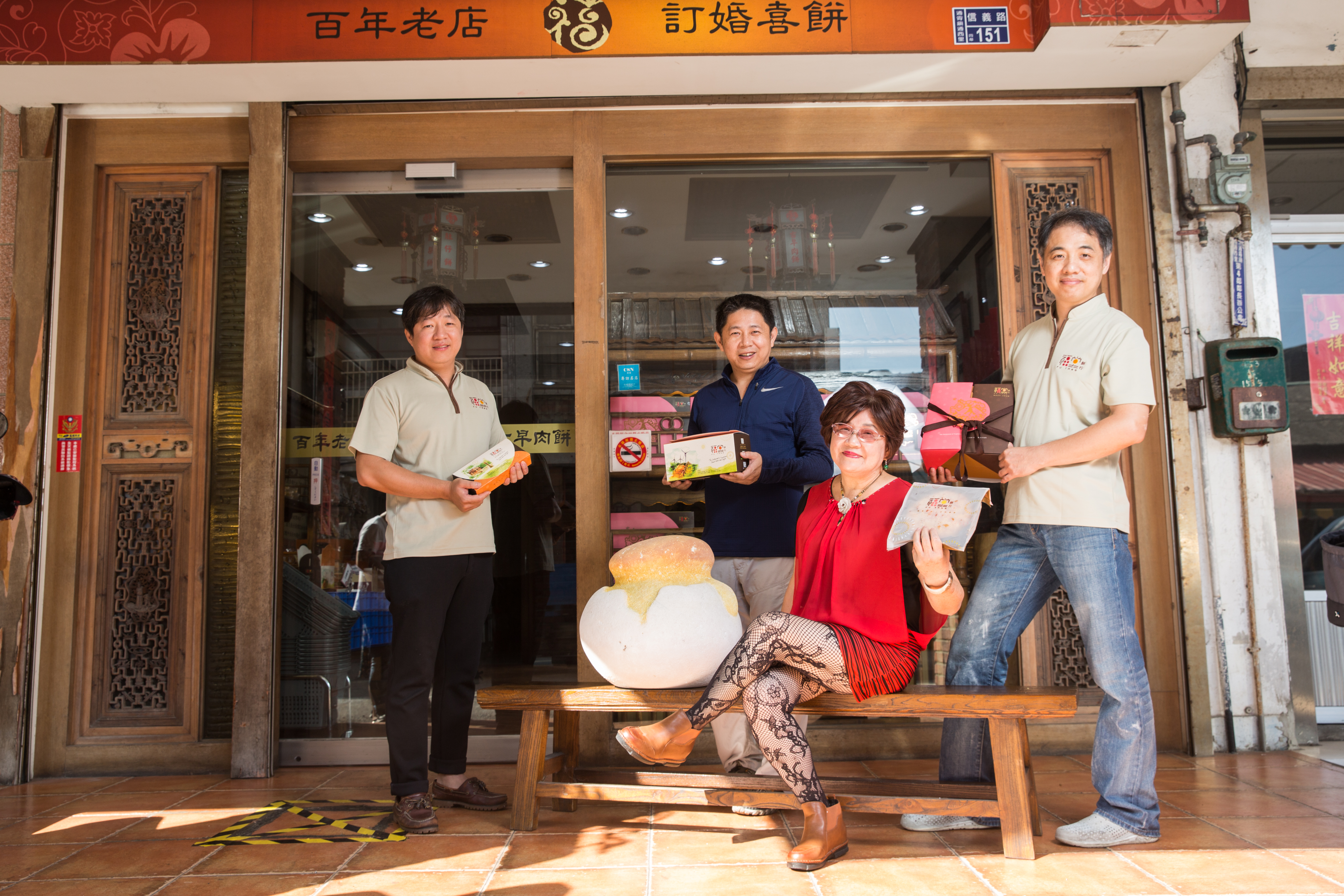 陳家祖傳製餅120年，第三代長媳陳鄭雪（右2）與已逝先生另創「福堂餅行」，攜3子陳鵬鴻（左2）、陳冠儒（右1）與陳彥勳（左1）振興家業。