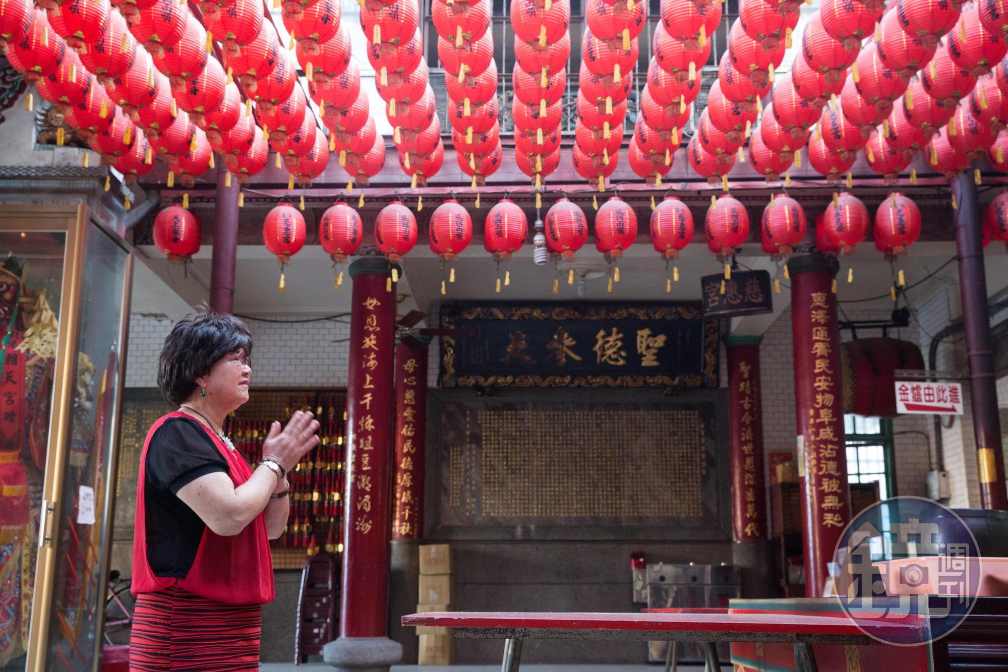 陳家祖傳肉餅曾被選為白沙屯媽祖遶境乾糧,先生被逐出家門後,陳鄭雪曾在媽祖廟前擺攤,重訪舊地許多往日回憶上心頭。