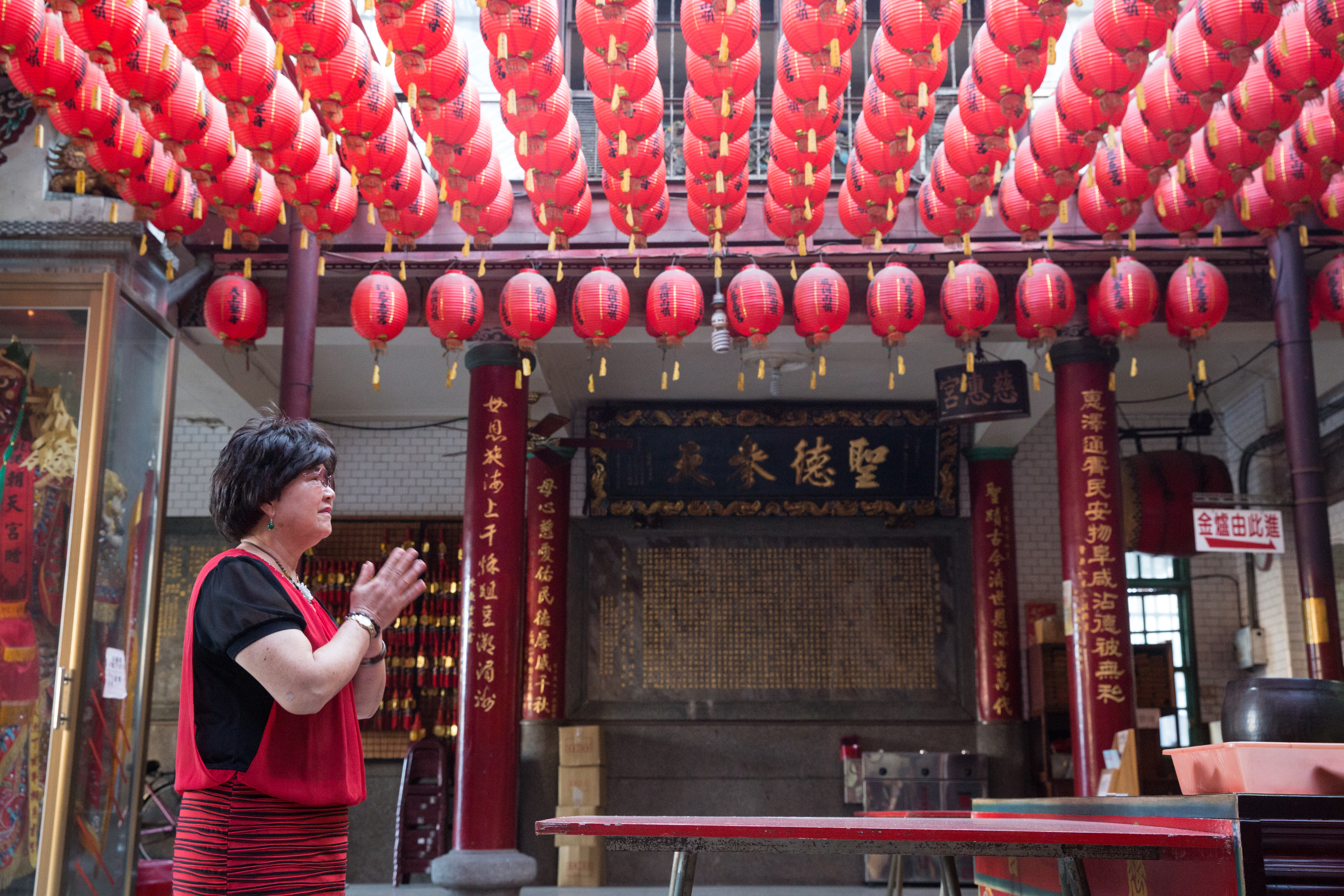 陳家祖傳肉餅曾被選為白沙屯媽祖遶境乾糧,先生被逐出家門後,陳鄭雪曾在媽祖廟前擺攤,重訪舊地許多往日回憶上心頭。