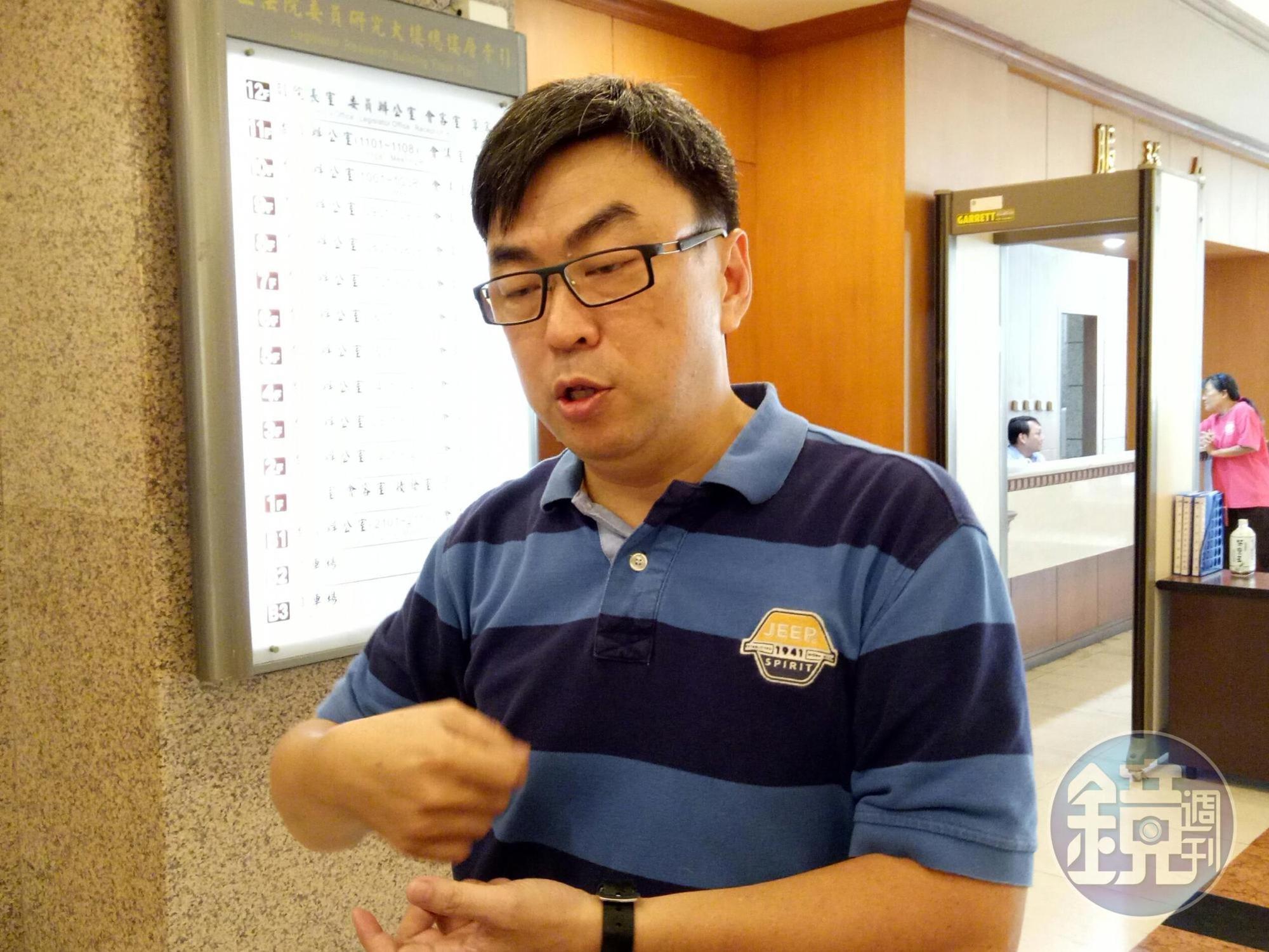 民進黨立委段宜康說，新系智庫大門被砸可能與江男要求消除前科遭拒絕有關。