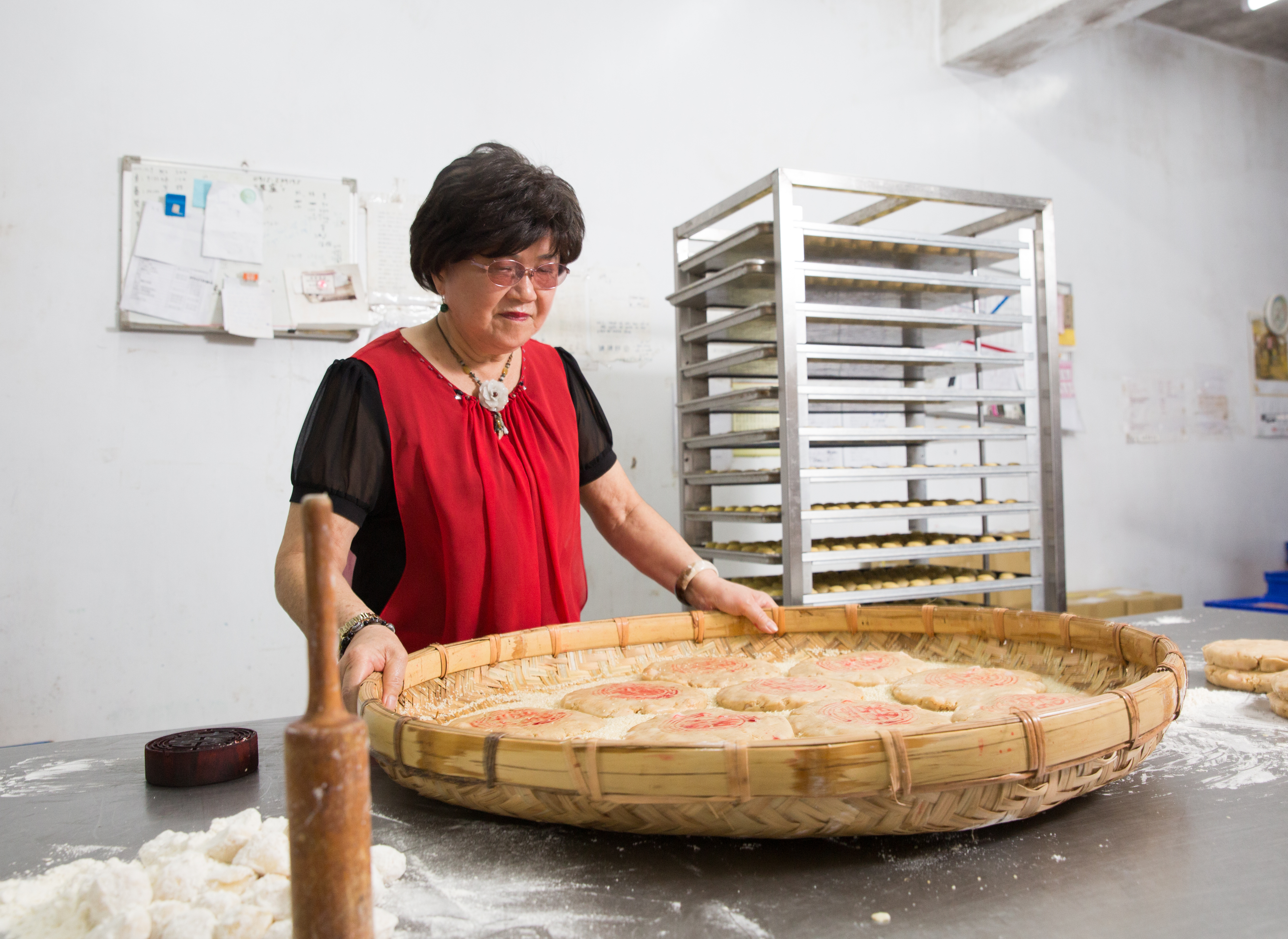 陳鄭雪是撐起福堂餅行的靈魂人物，另一半做餅手藝精湛卻愛賭，都靠她扛起家計。