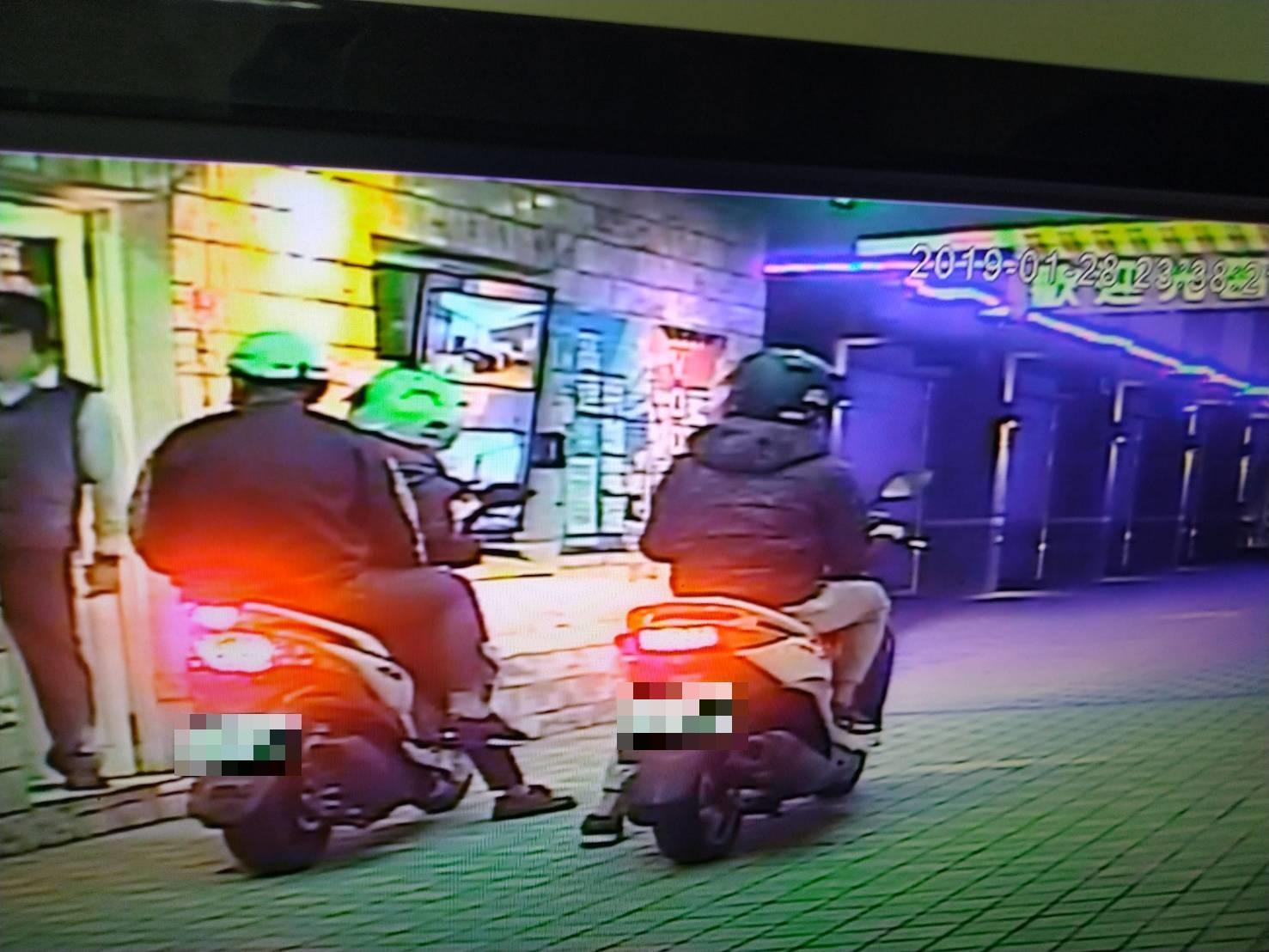 簡男和友人一起騎車到汽車旅館唱歌。(翻攝畫面)