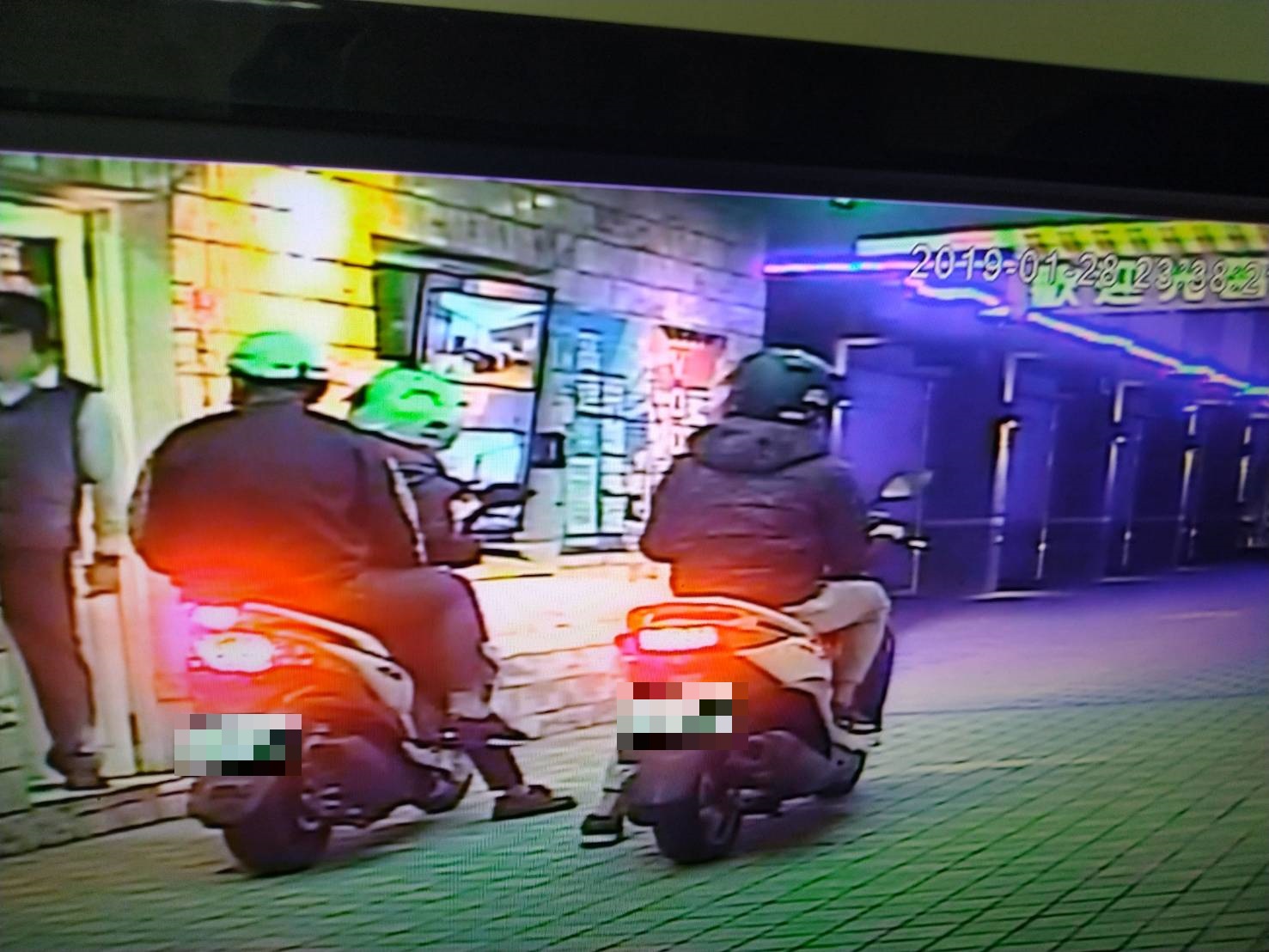 簡男和友人一起騎車到汽車旅館唱歌。（翻攝畫面）