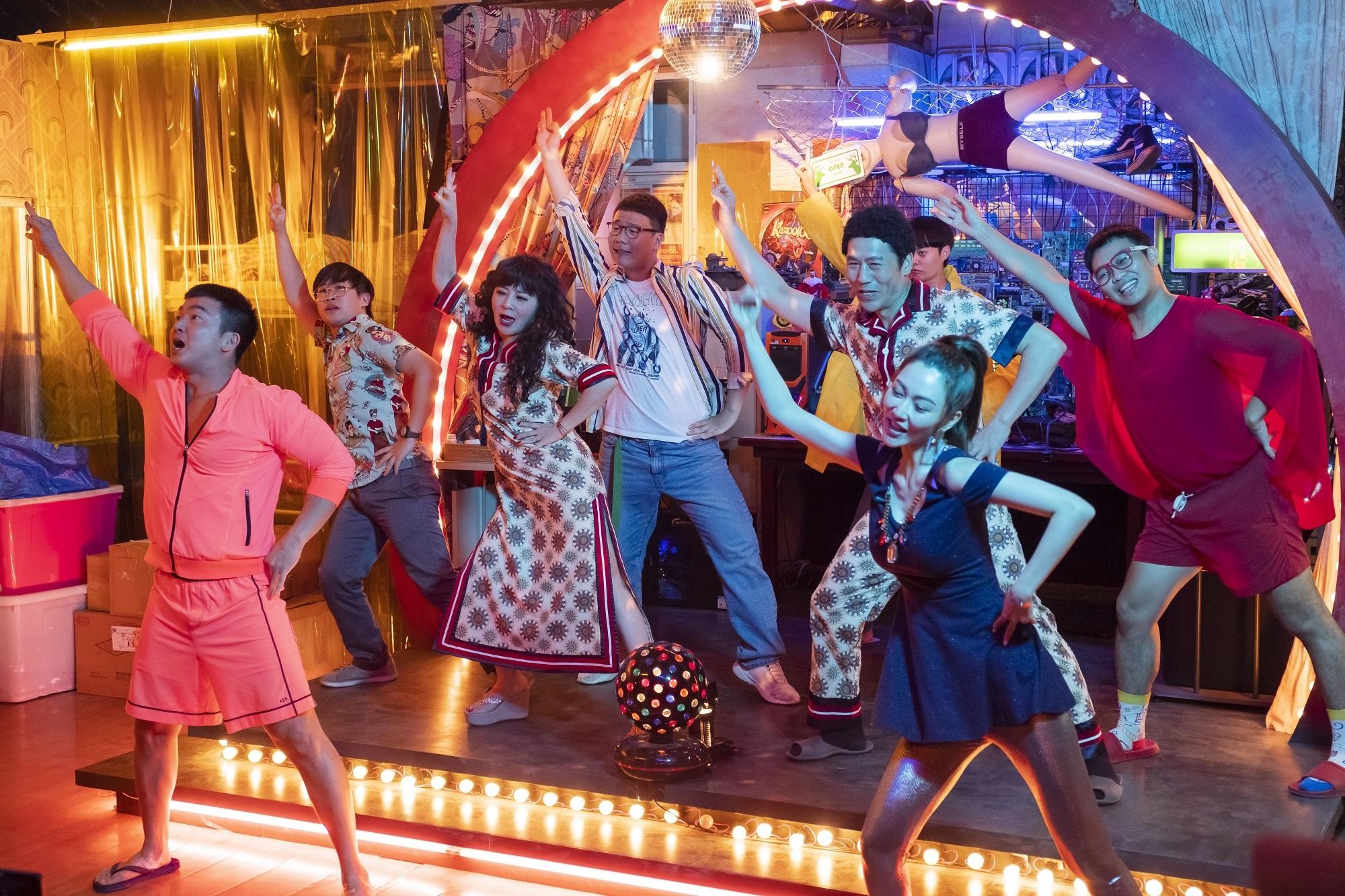 演員群李沛旭（左起）、皮皮、王彩樺、阿翰、許富凱、羅時豐、曾莞婷、那那大師配合主題曲〈麻麻雀雀〉一起耍寶尬舞。（好孩子國際娛樂提供）
