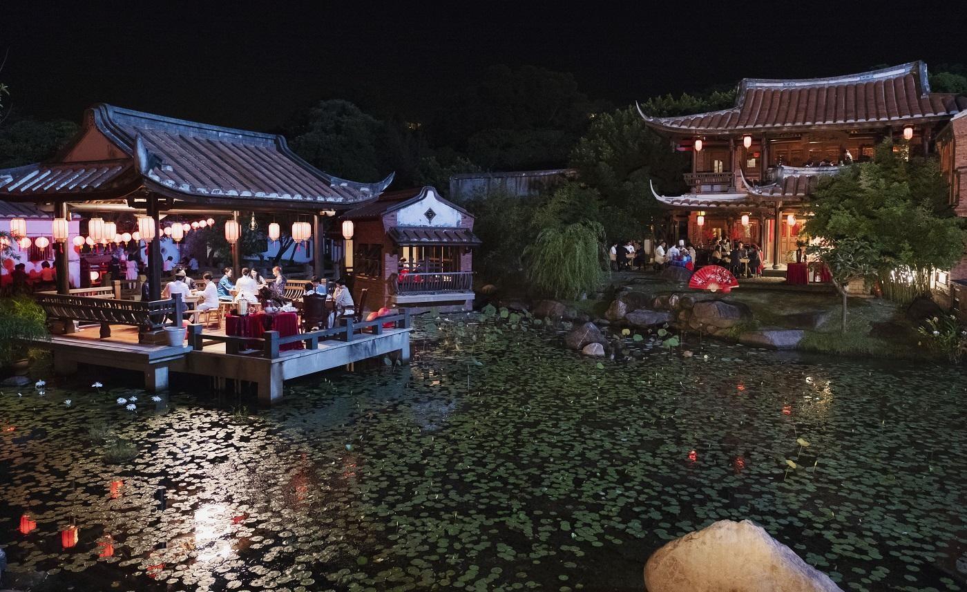片尾重頭戲在林安泰古厝拍攝,因夜晚現場很暗,得使用大量燈籠。 (好孩子國際娛樂提供)
