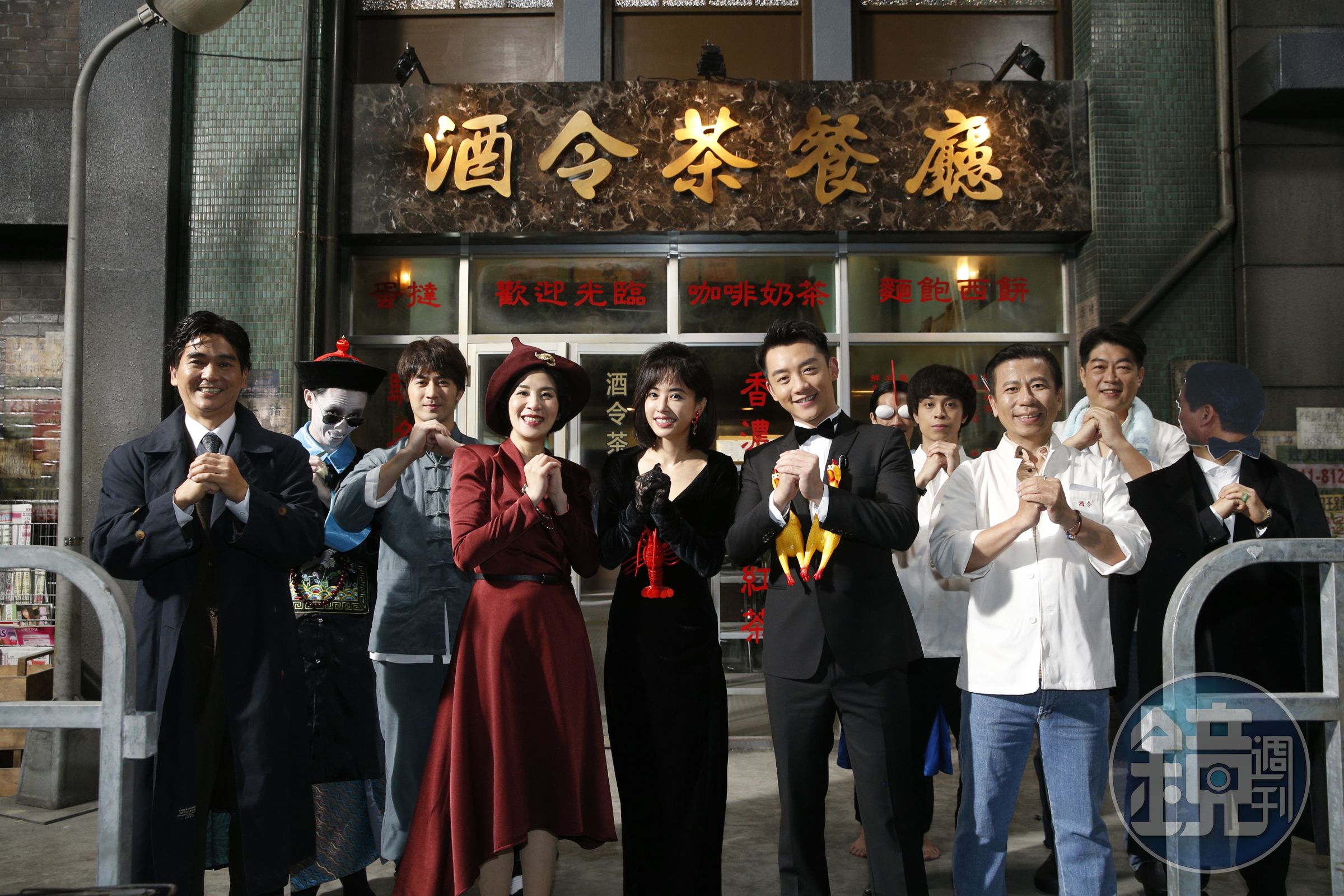 MV尾聲套用賀歲港片中群星排排站跟觀眾拜年的畫面，要大家歡喜過年。（索尼音樂提供）