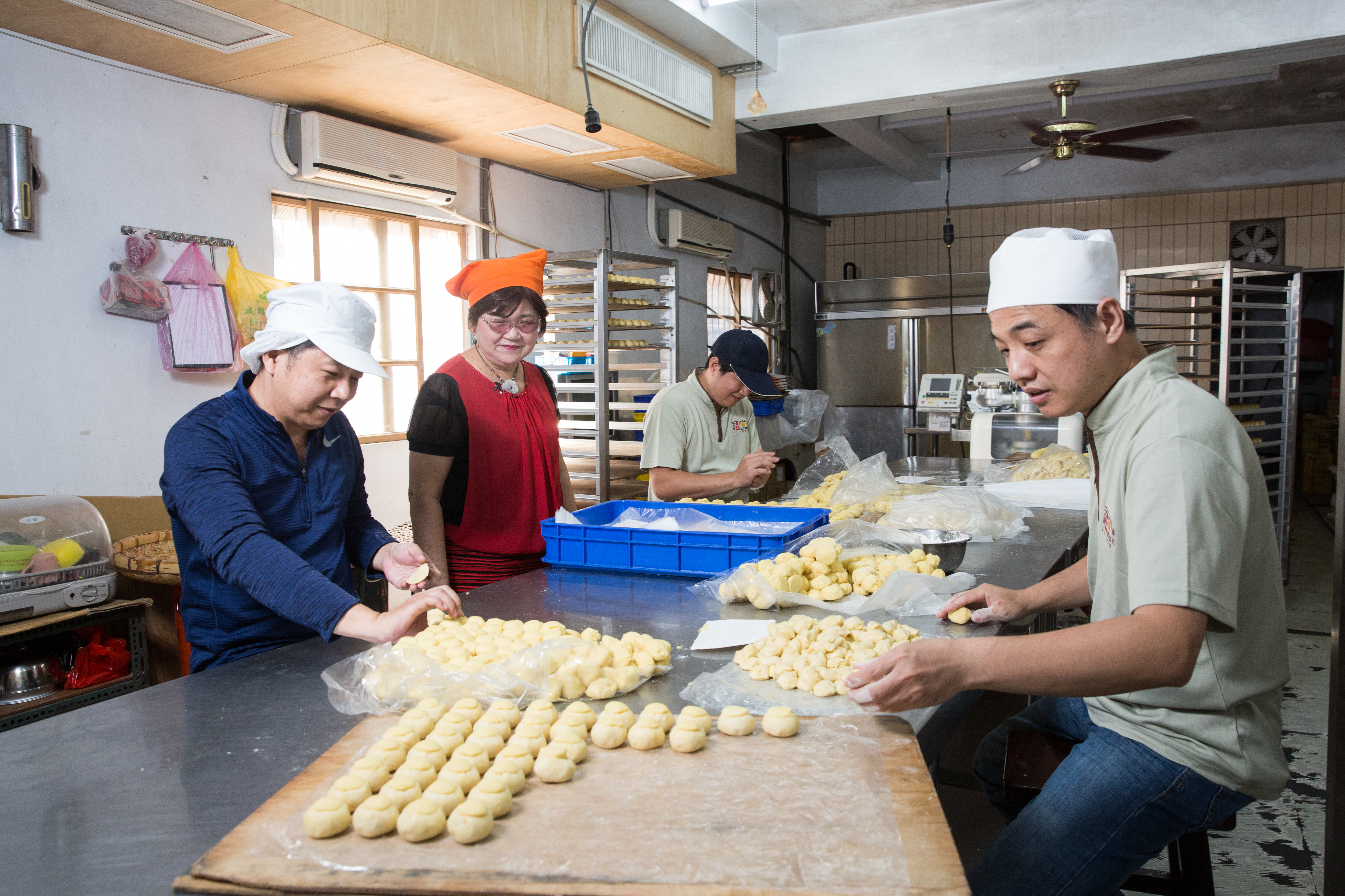 陳鄭雪（左2）辛苦持家拉拔孩子長大成人，如今陳鵬鴻（左1）、陳冠儒（右1）與陳彥勳（左3）3兄弟合力扛起家業。