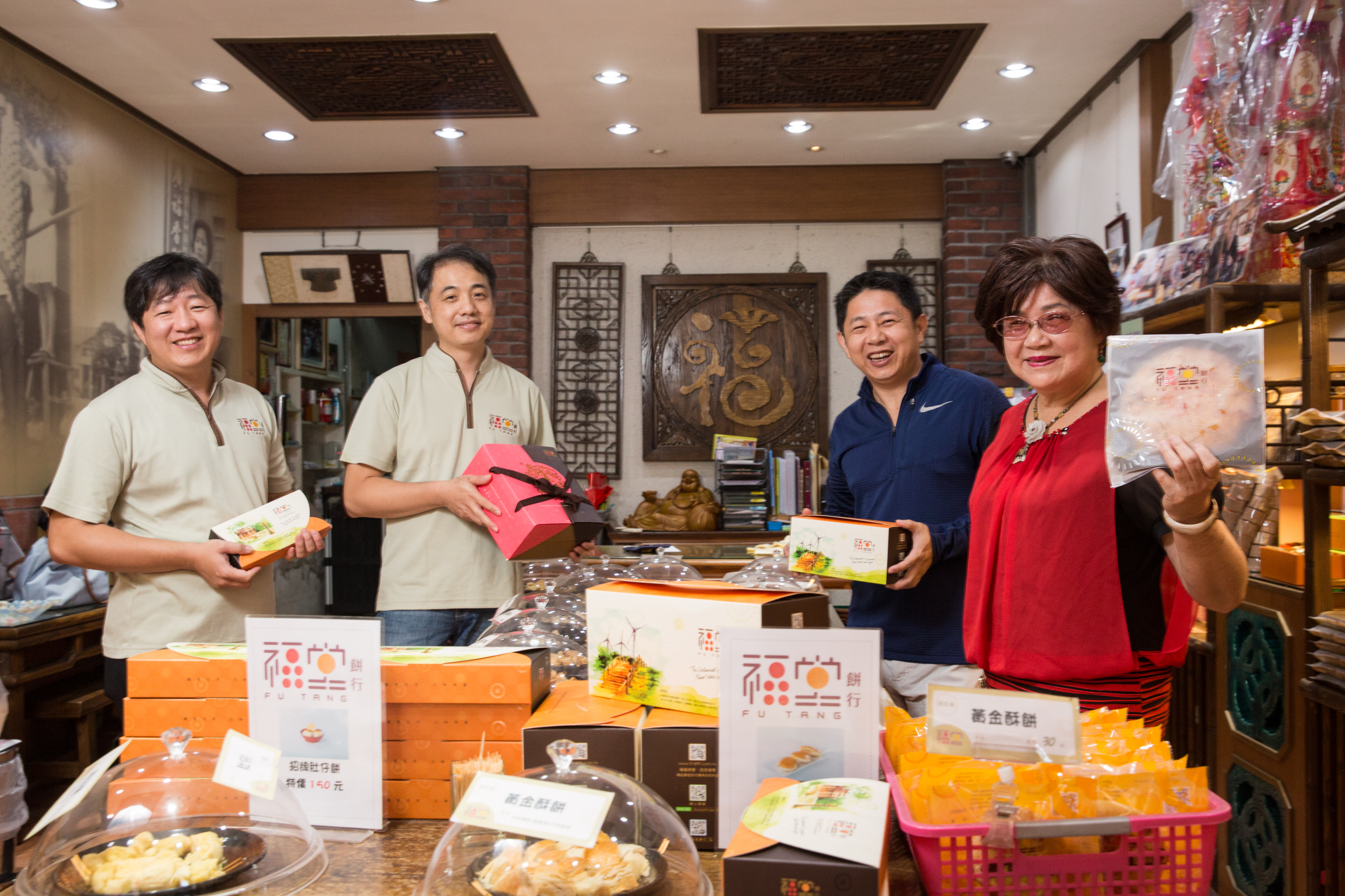 陳鵬鴻（右2）、陳冠儒（左2）與陳彥勳（左1）3兄弟合力扛起家業，讓母親陳鄭雪在2年前放心退休交棒。