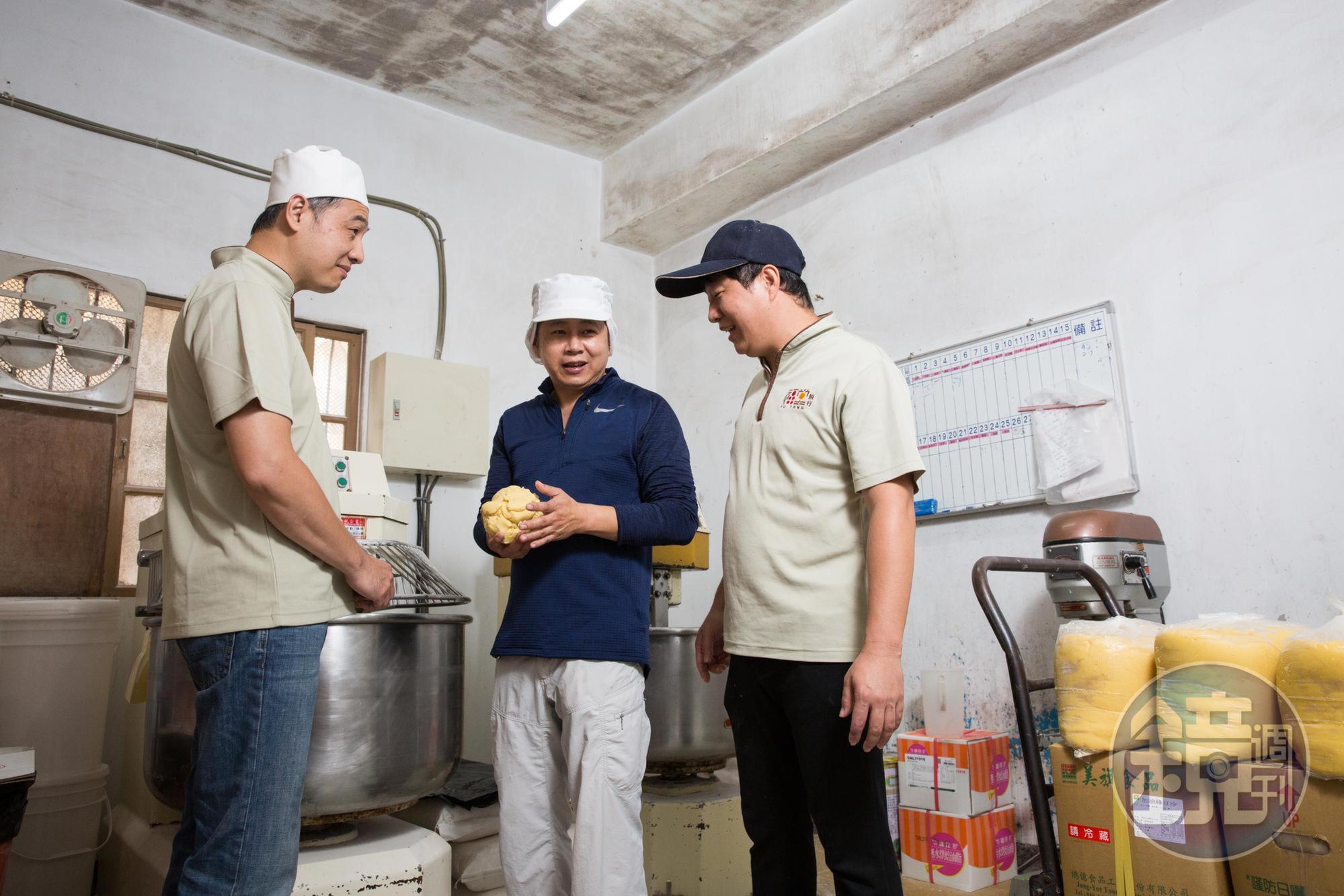 陳家3兄弟分工合作，大哥陳鵬鴻（中）負責研發，二哥陳冠儒配料（左），小弟陳彥勳（右）管理展店相關事宜。