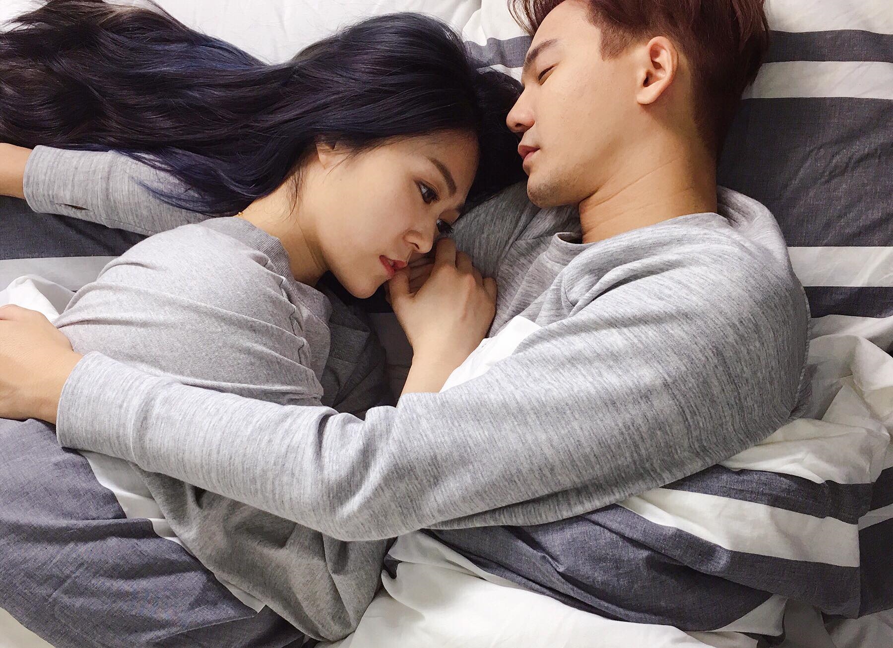 張三執導曹雅雯新歌MV還當男主角，2人的床戲被猛虧有自肥之嫌。（獨一無二娛樂提供）