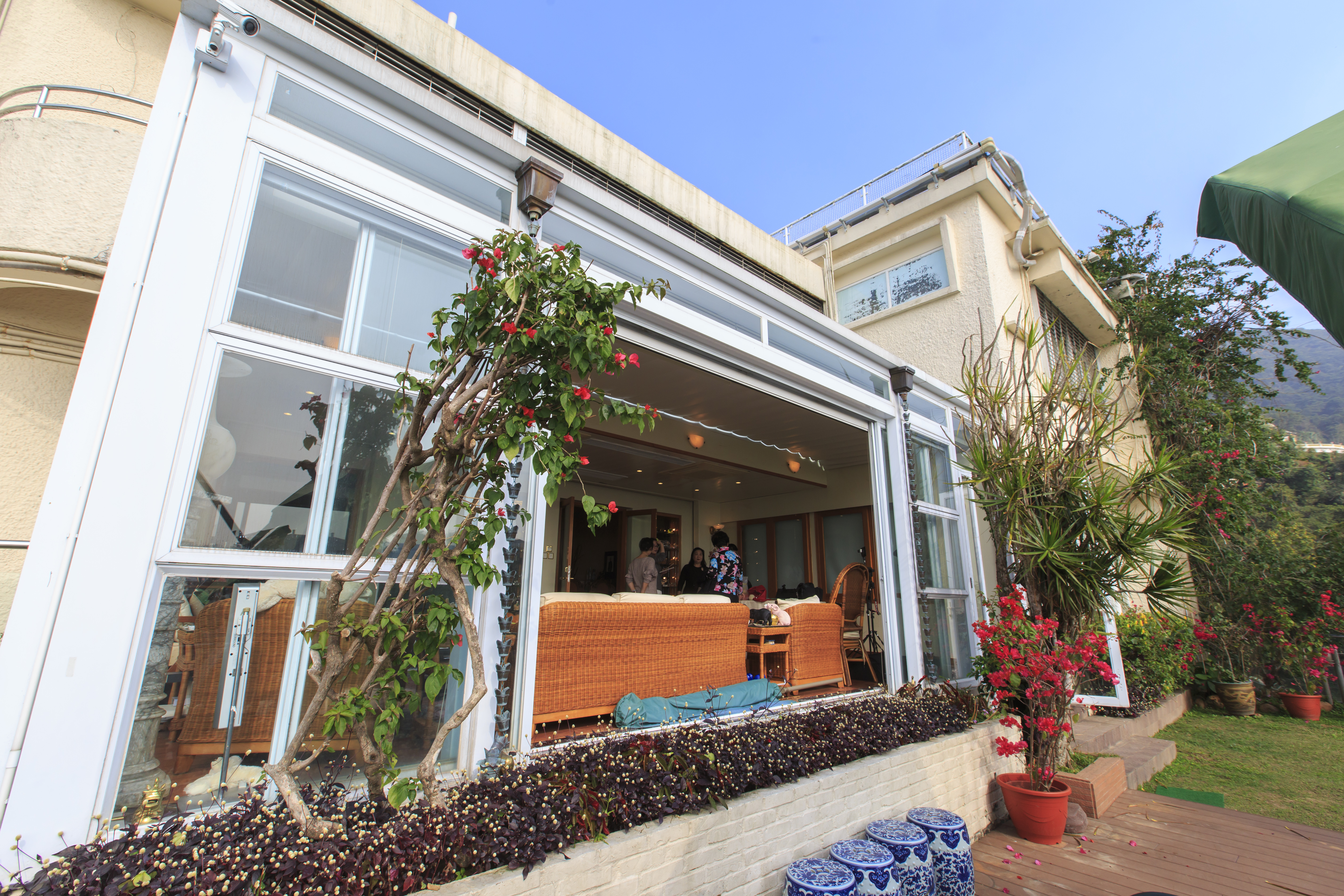 榮鴻慶相當念舊，香港住宅一買就住超過70年。