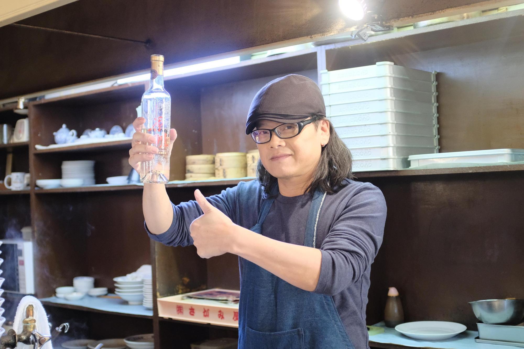 流氓阿德邀請日本新朋友一起暢飲高粱作國民外交。（洗耳恭聽提供）