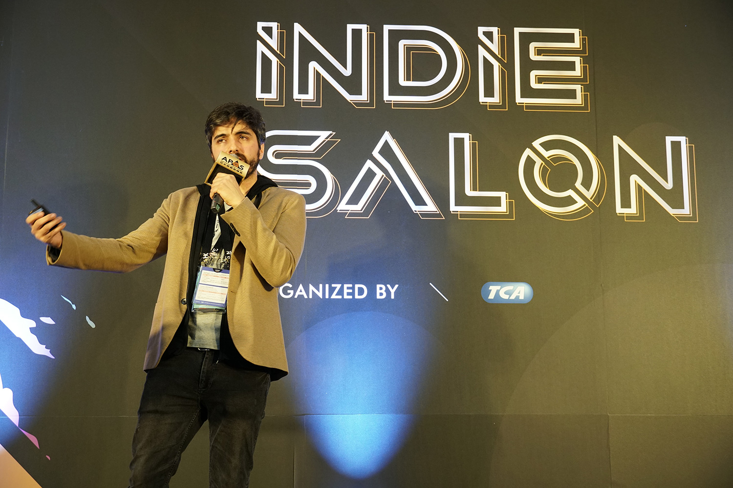 Appnormals Team共同創辦人迪亞茲在台北國際電玩展「Indie Salon」上，分享《駐留》的劇情發想。